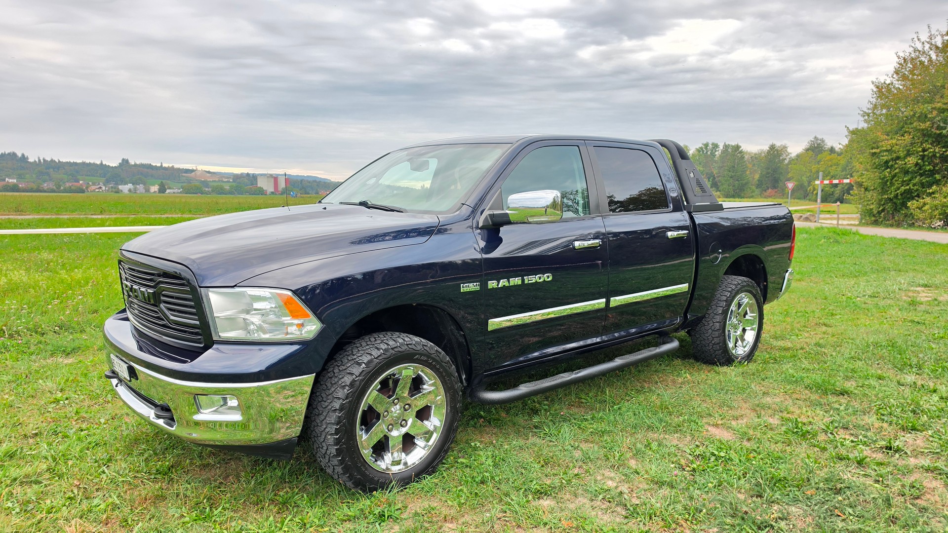 DODGE RAM 1500 5.7 V8 HEMI Crew Cab Laramie 4X4-showroom-element-3