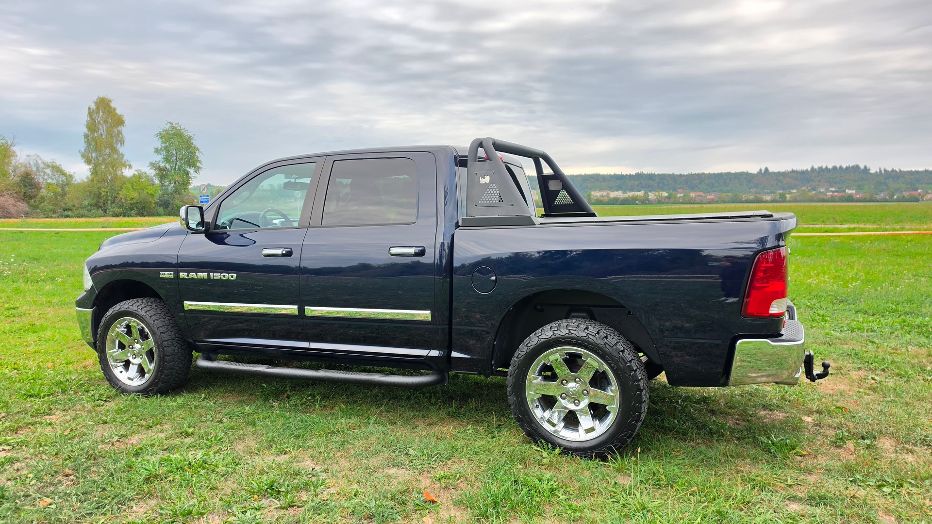 DODGE RAM 1500 5.7 V8 HEMI Crew Cab Laramie 4X4-image-6