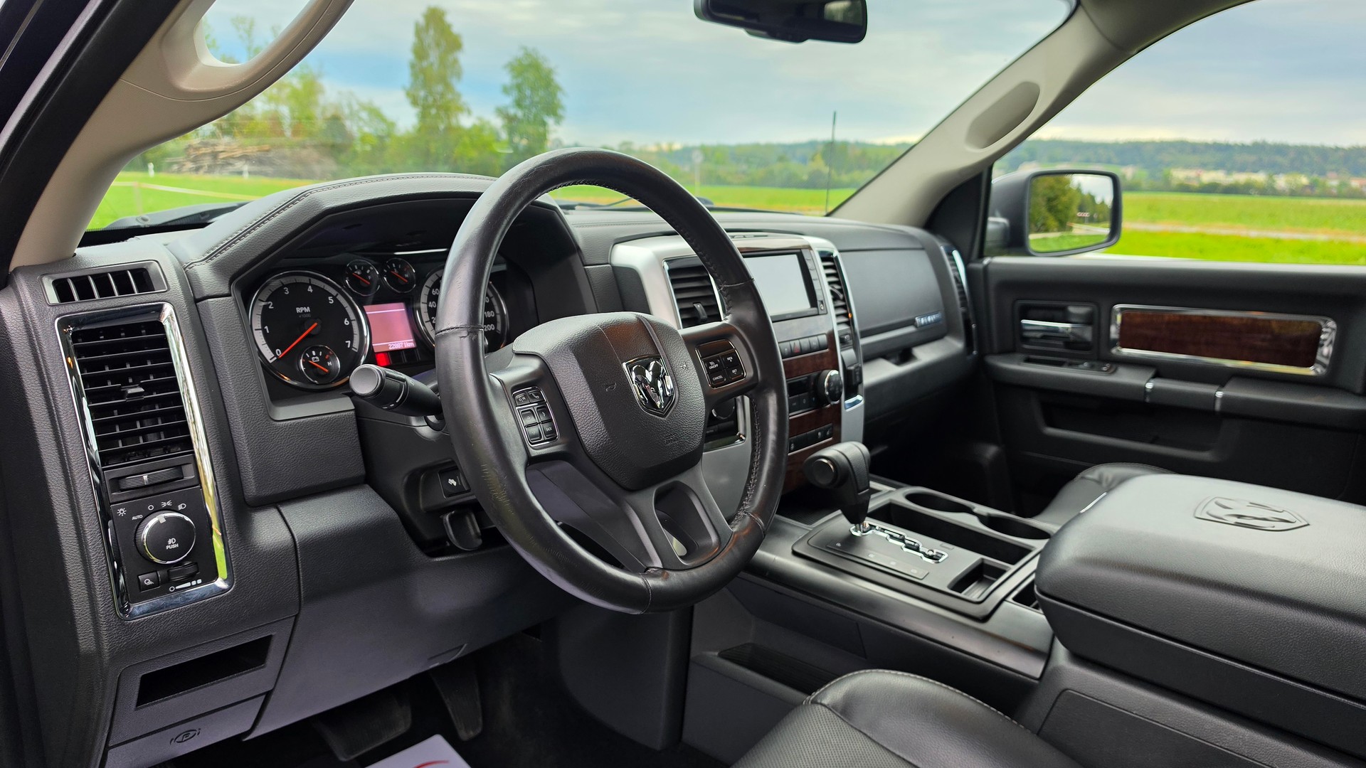 DODGE RAM 1500 5.7 V8 HEMI Crew Cab Laramie 4X4-image-21
