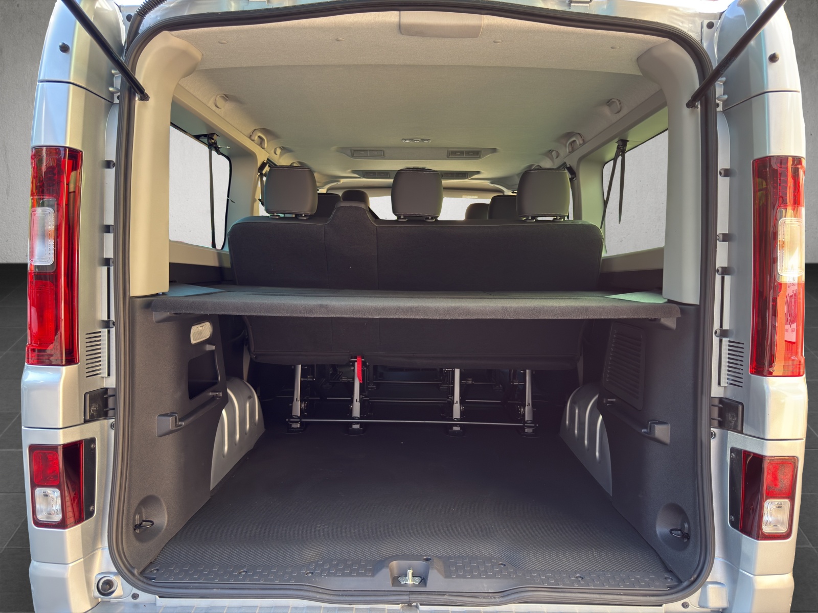 RENAULT Trafic Blue dCi 150 Passenger Grand Techno-image-9