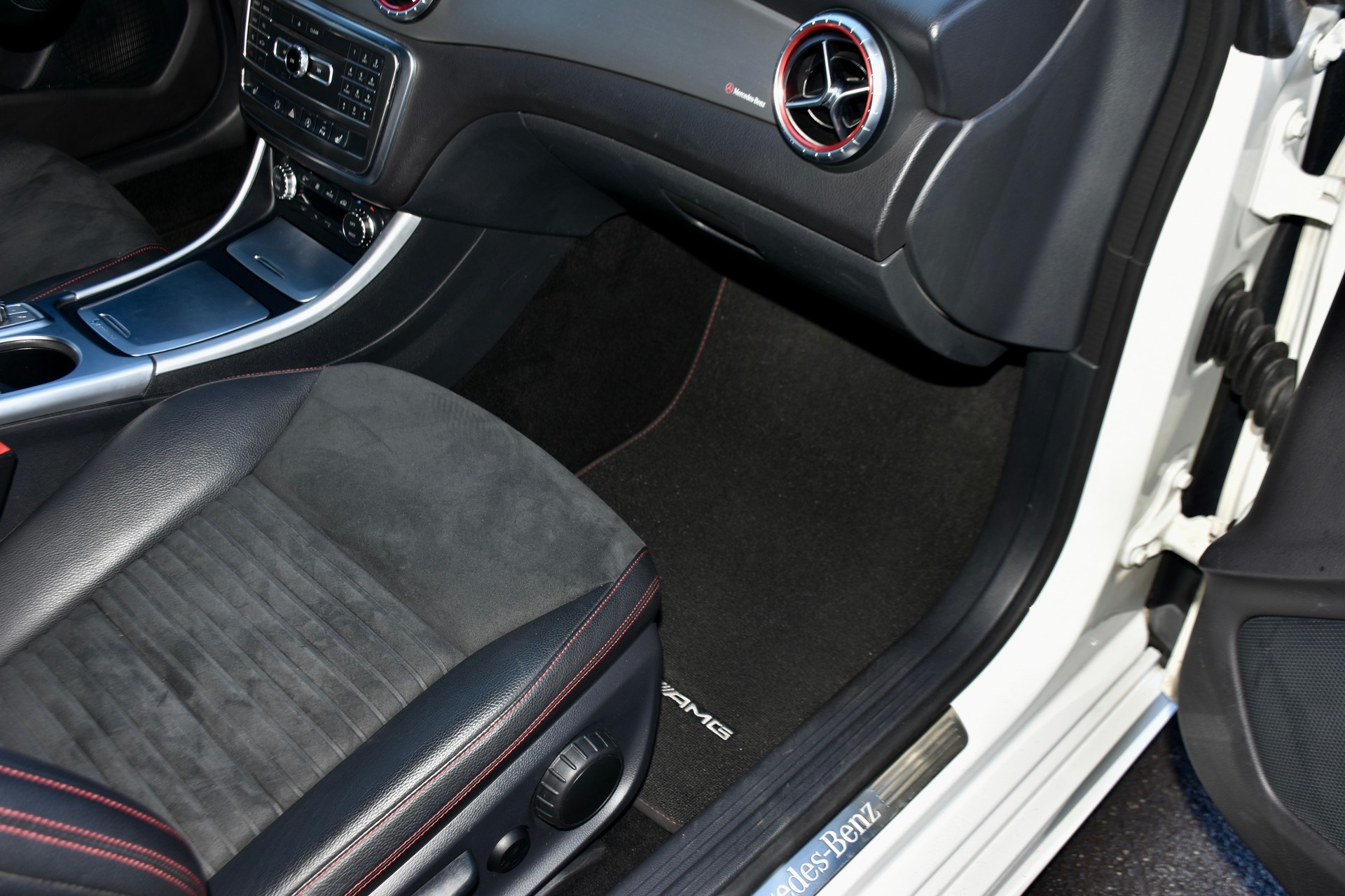 MERCEDES-BENZ CLA Shooting Brake 250 AMG Line 7G-DCT 4Matic-image-7