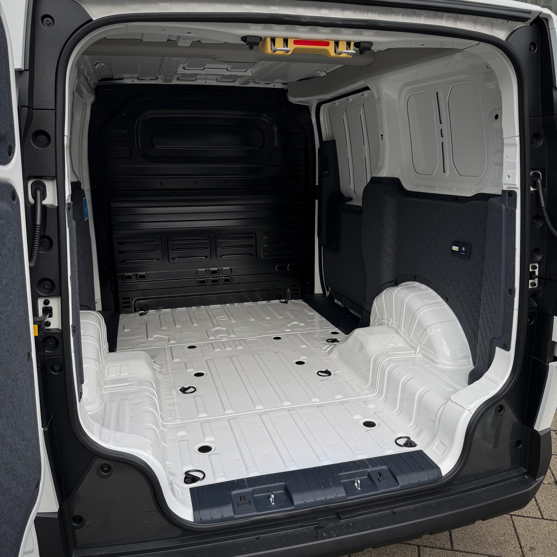 KIA PV5 Cargo 71.2 kWh Plus-image-11