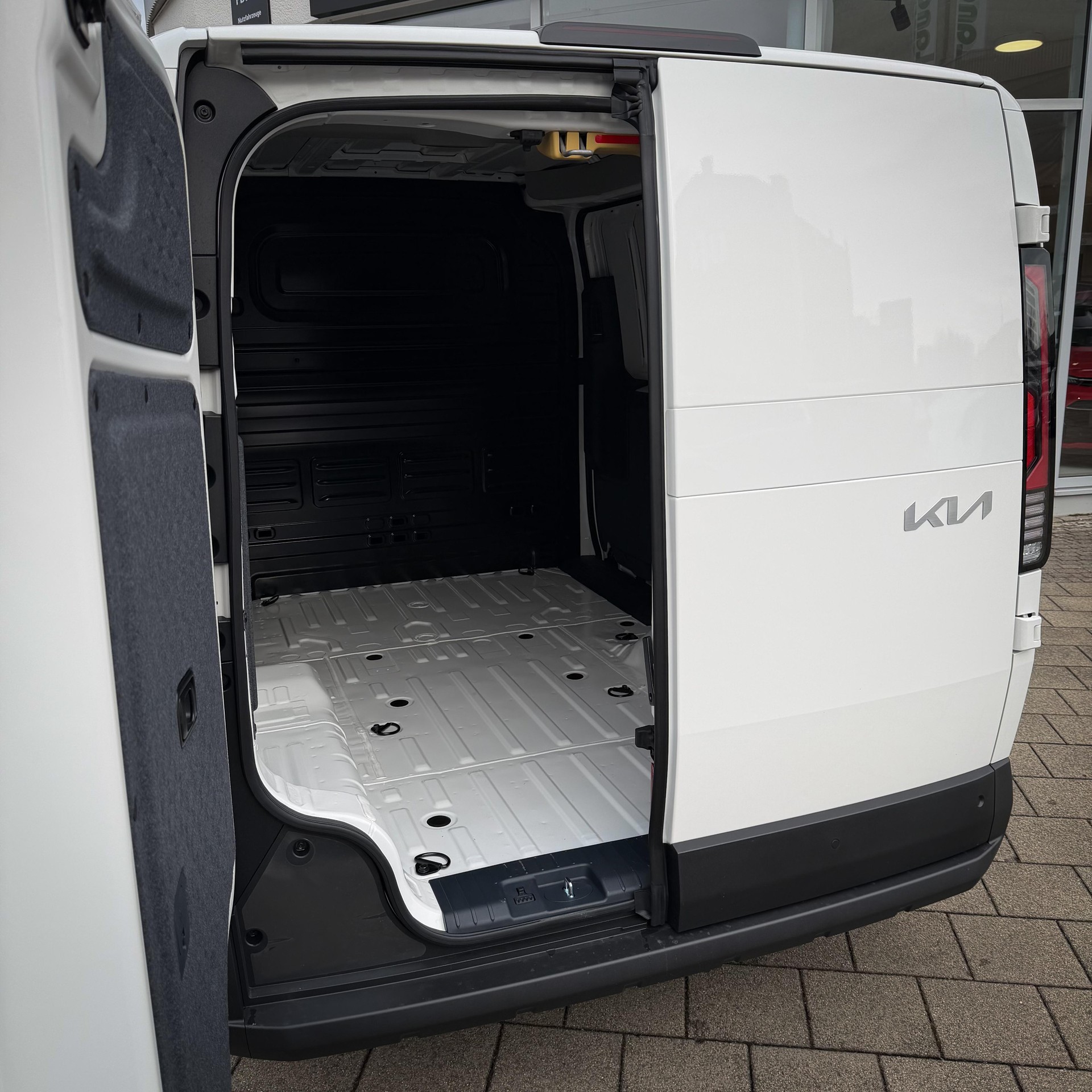 KIA PV5 Cargo 71.2 kWh Plus-image-10