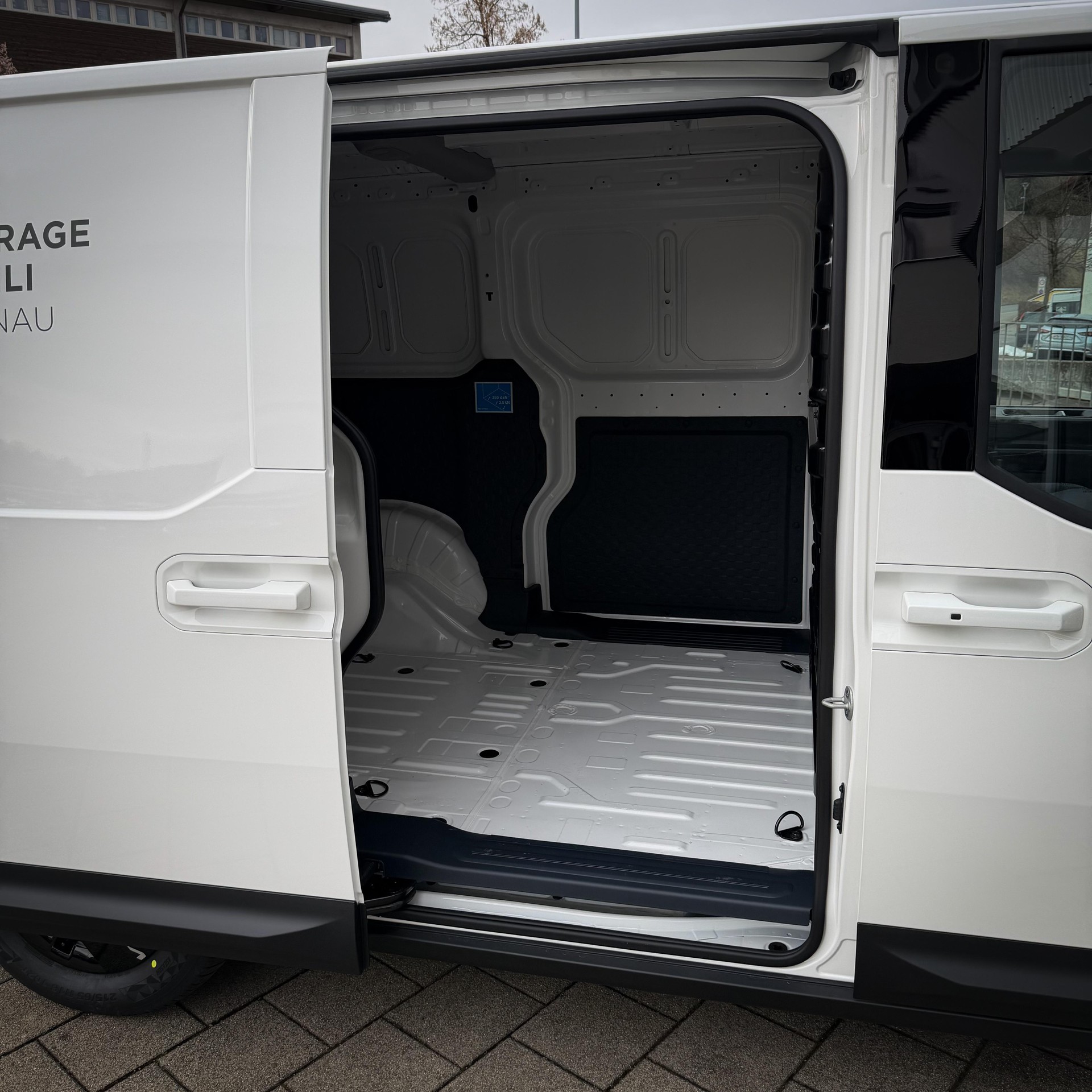 KIA PV5 Cargo 71.2 kWh Plus-image-13