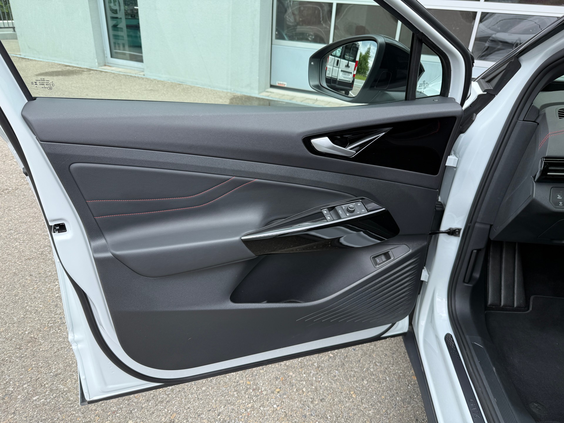 VW ID.5 GTX United 79 kWh 4Motion mit Anhängerkupplung & Panoramadach (neues Modell - 1. Inv. 11.2024)-image-16