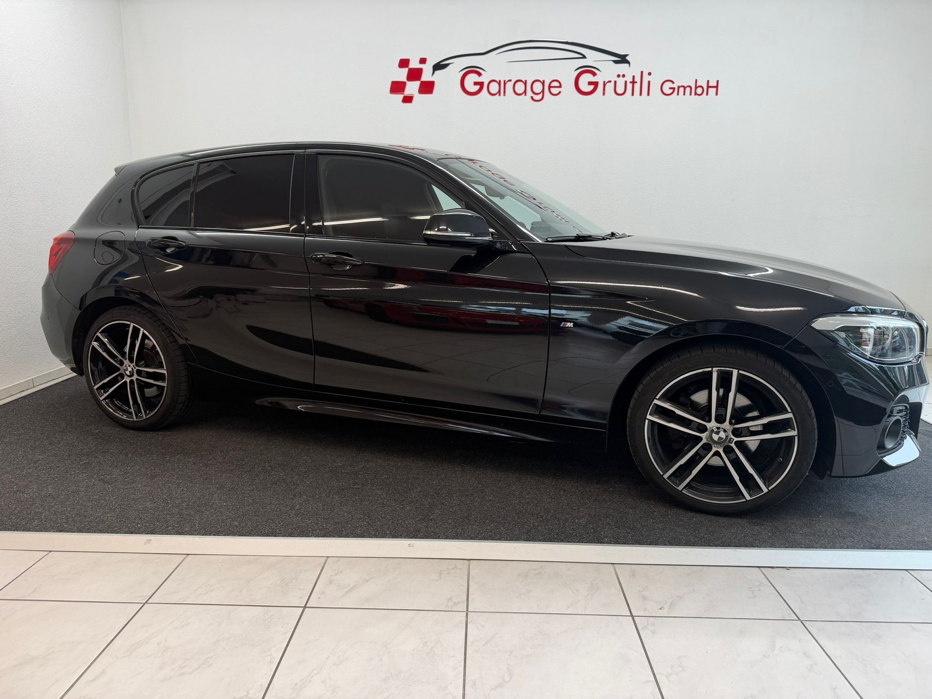 BMW 120d xDrive Edition M Sport Steptronic-showroom-element-1