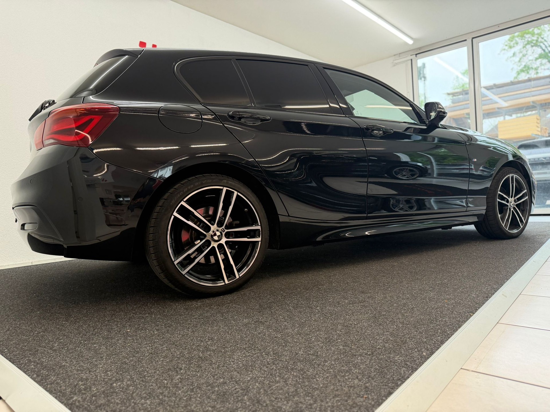 BMW 120d xDrive Edition M Sport Steptronic-image-4