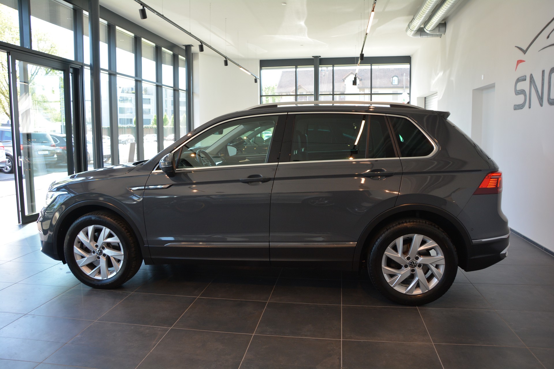 VW Tiguan 2.0TSI Elegance 4Motion DSG-image-2