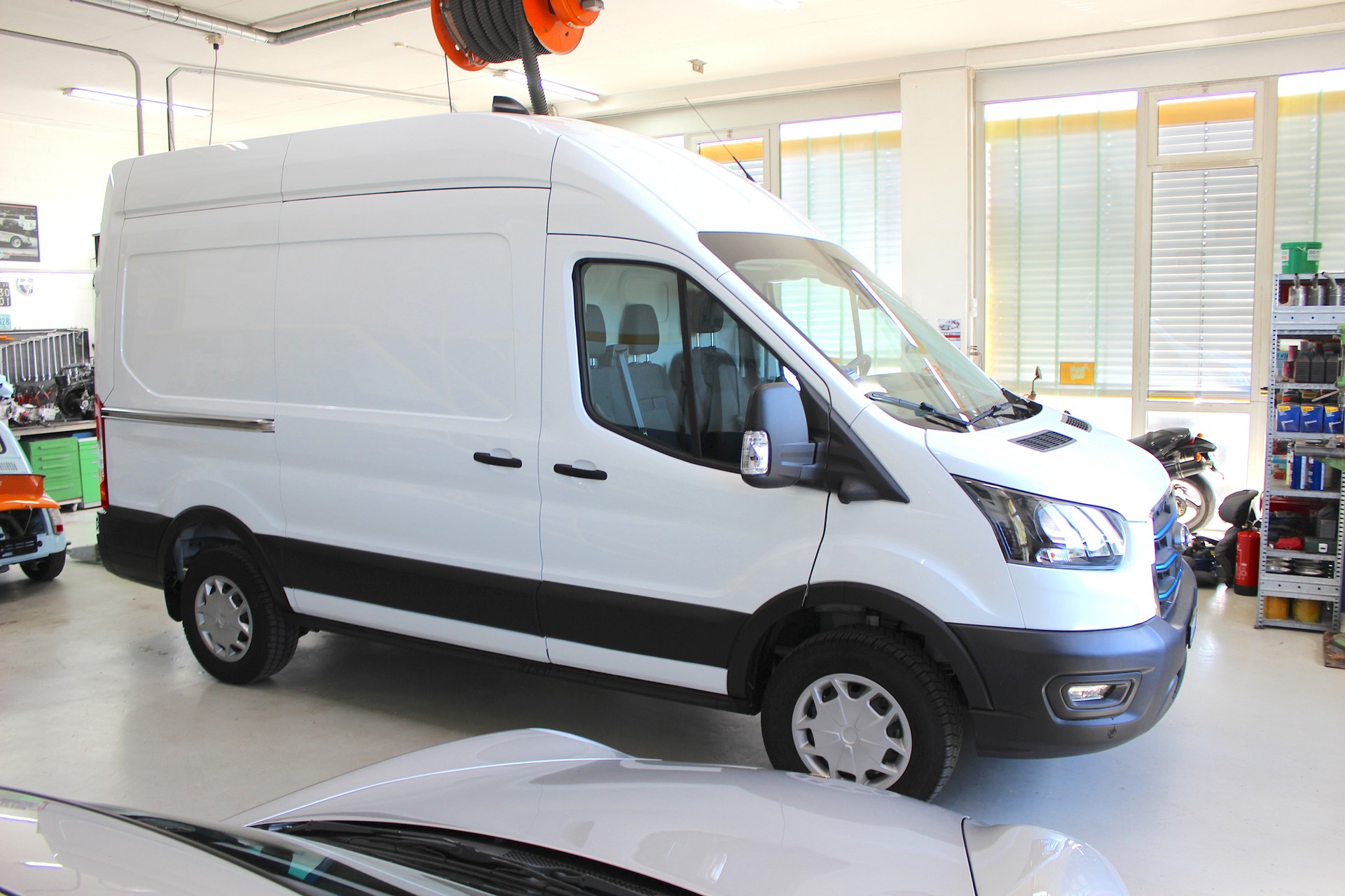 FORD E-Transit Van 350 L2 H3 Trend RWD 68kWh 💥 TOP Ausstattung 💥 Lieferung möglich-showroom-element-1