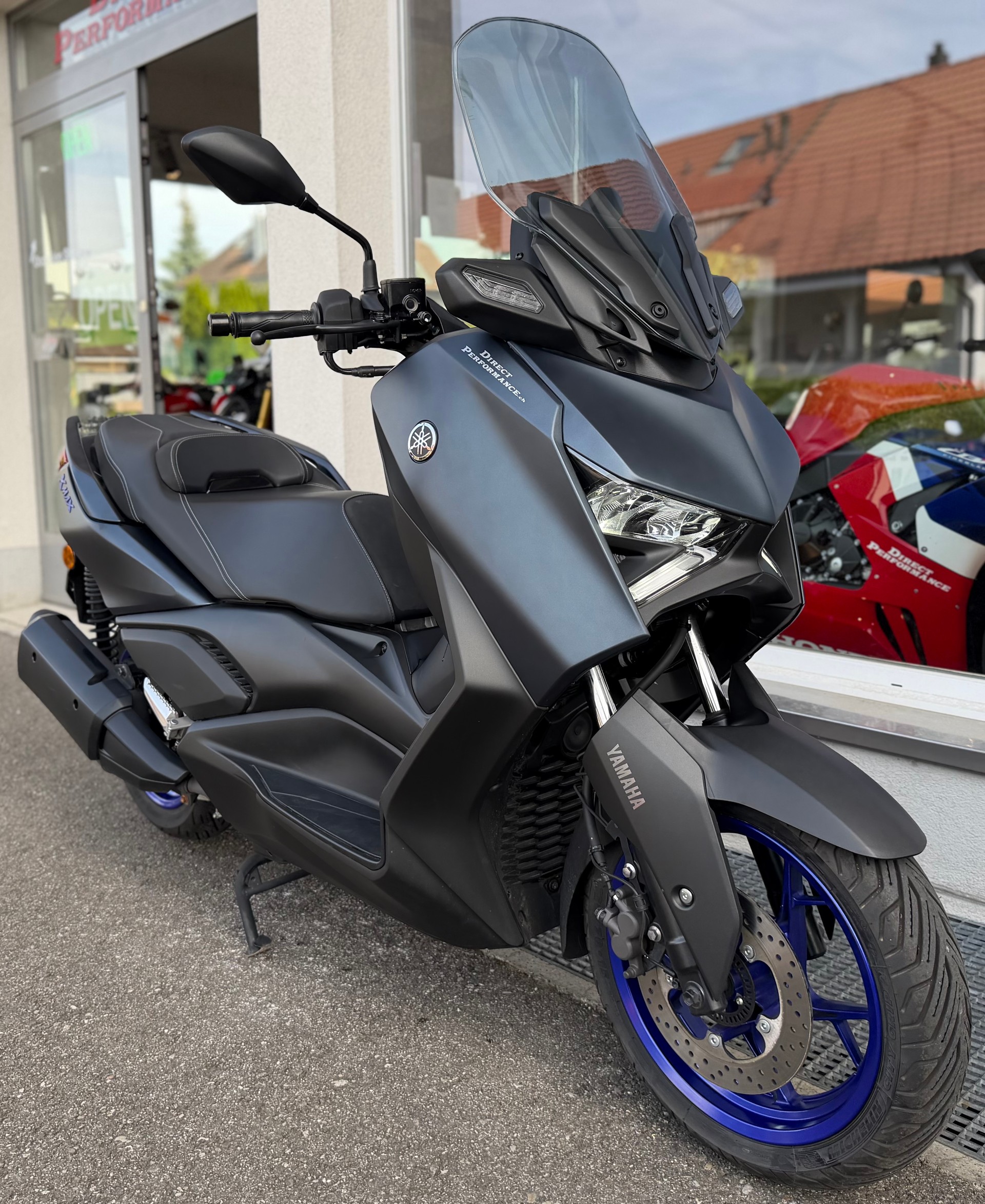 YAMAHA X-Max 300-showroom-element-2
