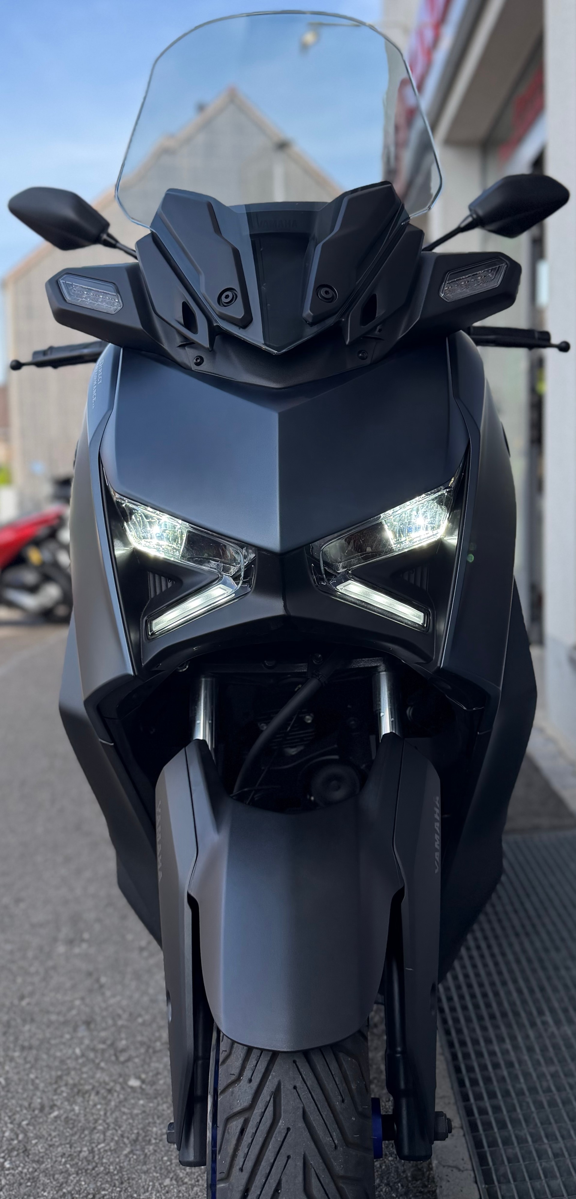 YAMAHA X-Max 300-showroom-element-1