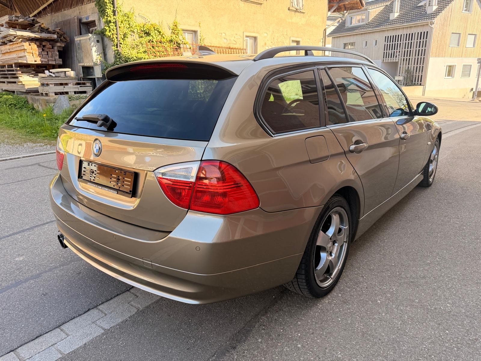 BMW 325xi Touring Automat-image-2