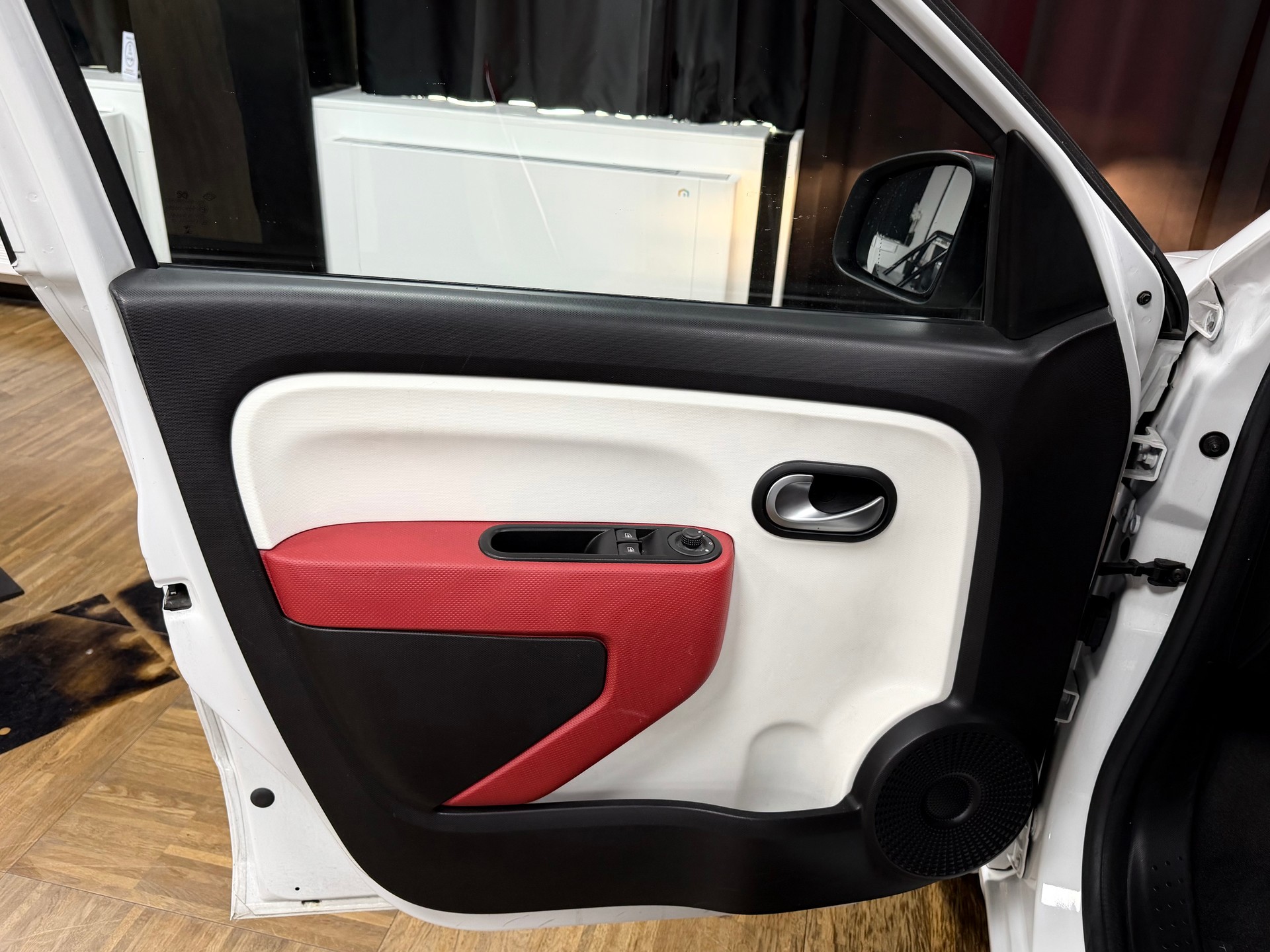 RENAULT Twingo 0.9 Swiss Edition EDC-image-6