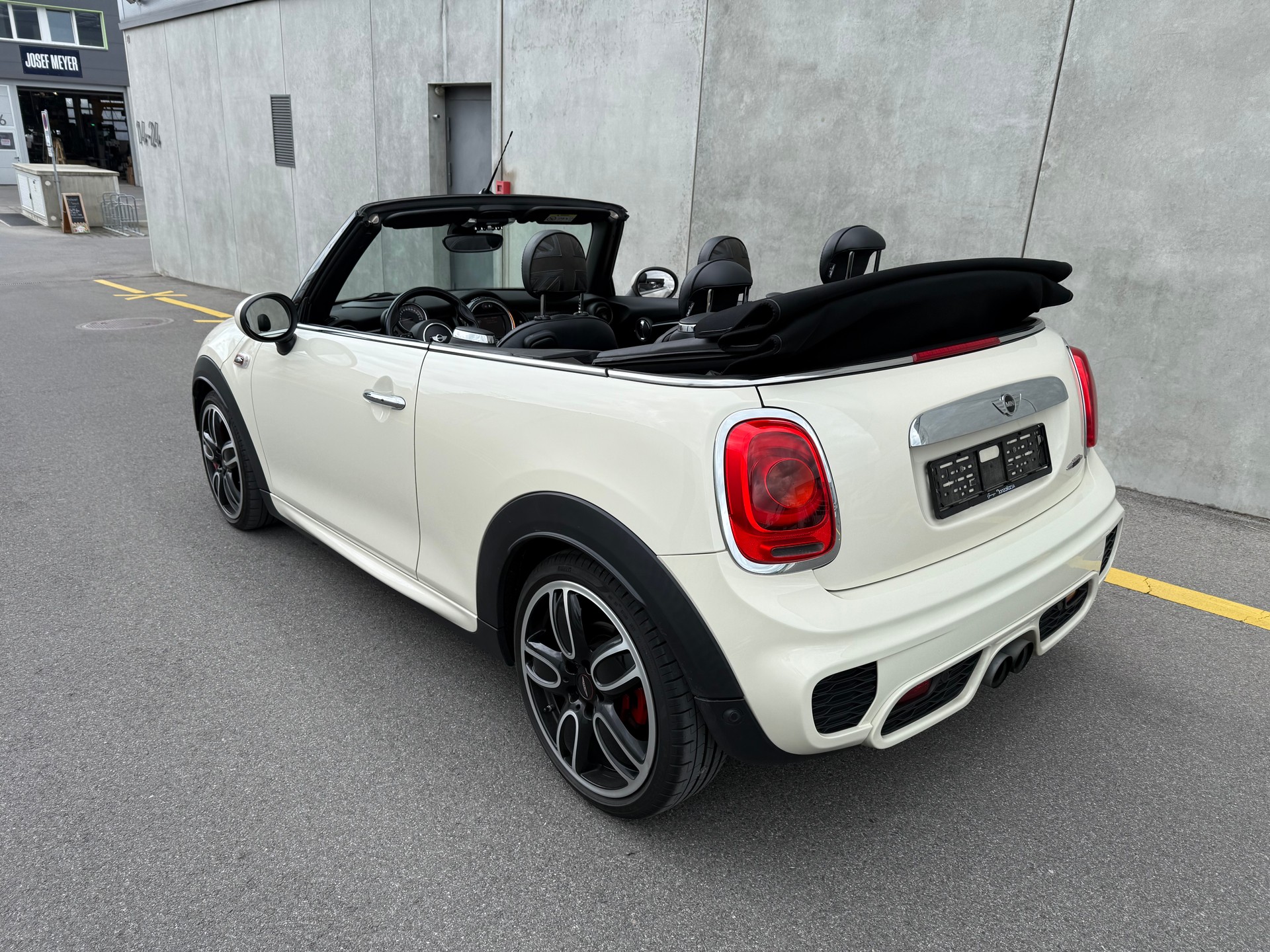 MINI Cooper John Cooper Works Cabriolet Steptronic(M)-image-5