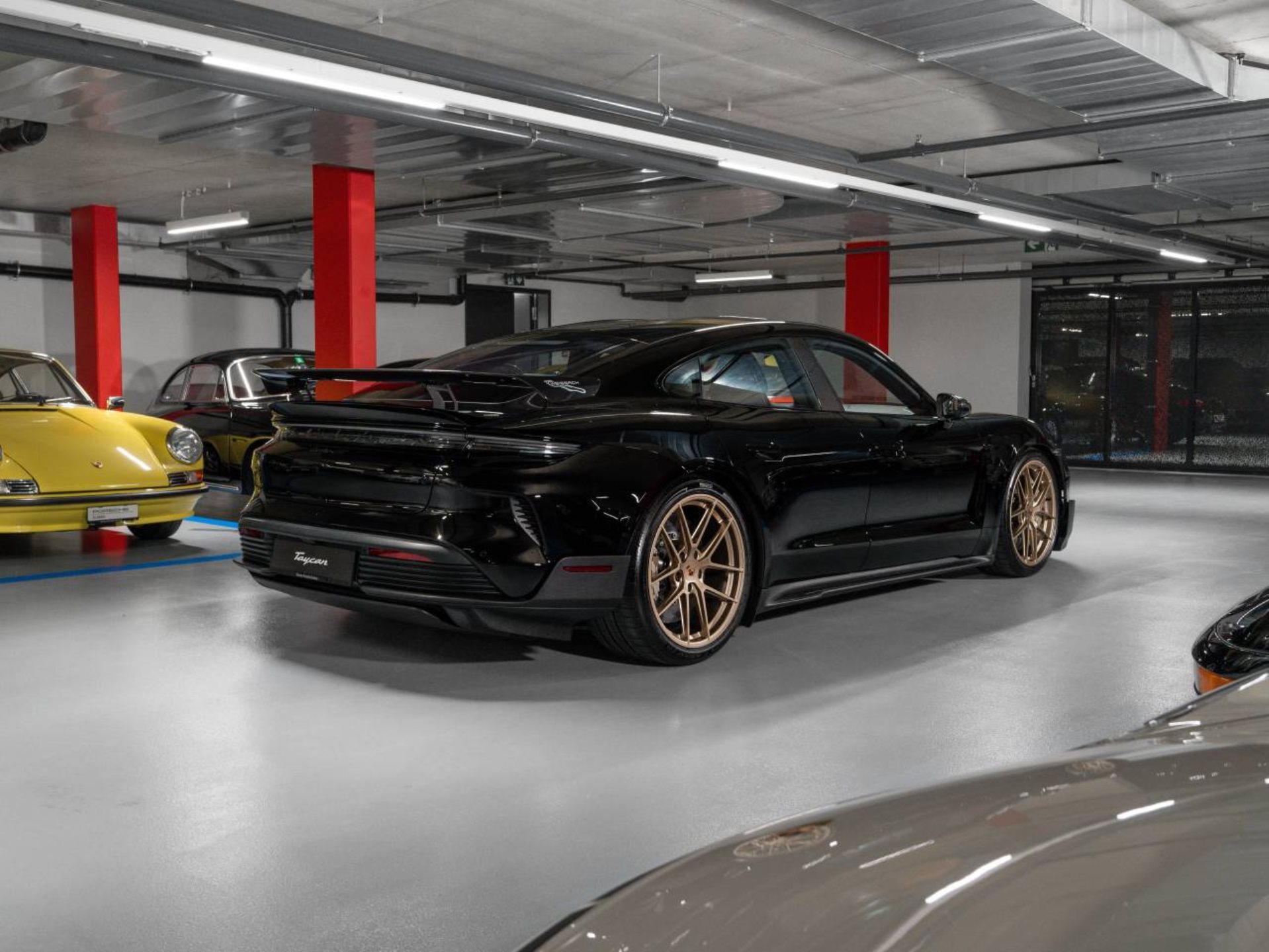 PORSCHE Taycan Turbo GT avec Paquet-Weissach-showroom-element-2