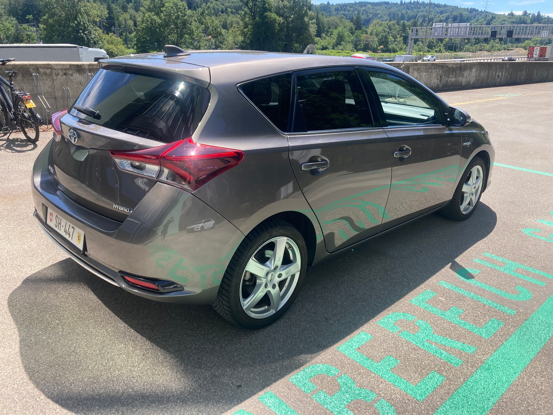 TOYOTA Auris 1.8 HSD Trend e-CVT-image-6