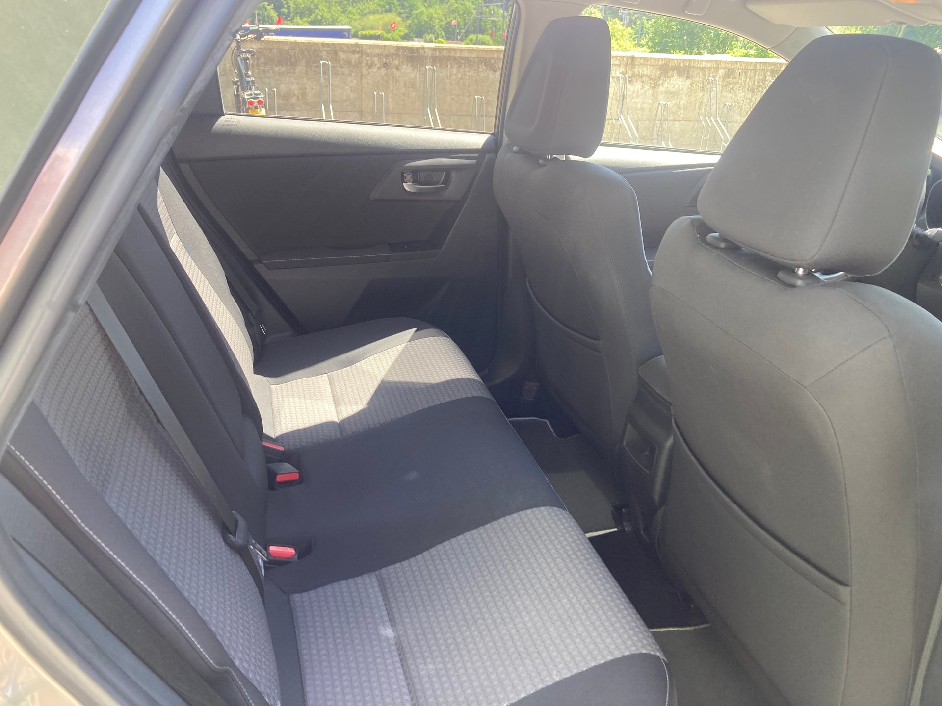 TOYOTA Auris 1.8 HSD Trend e-CVT-image-11