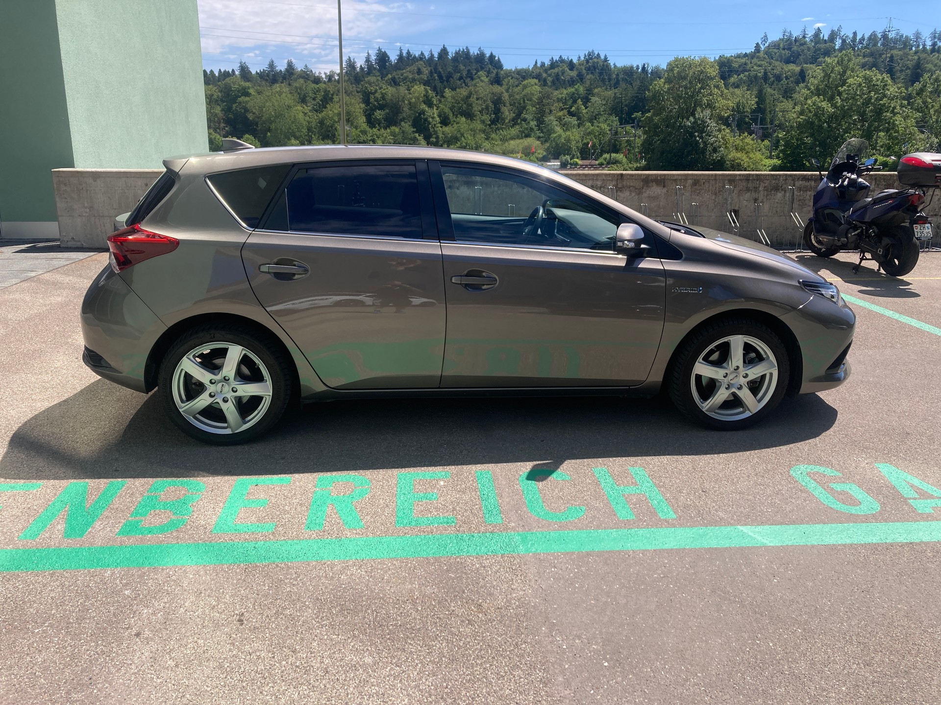 TOYOTA Auris 1.8 HSD Trend e-CVT-image-7