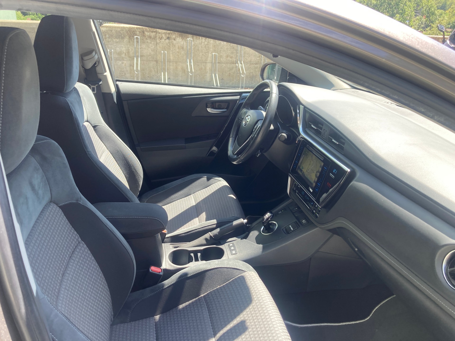 TOYOTA Auris 1.8 HSD Trend e-CVT-image-12