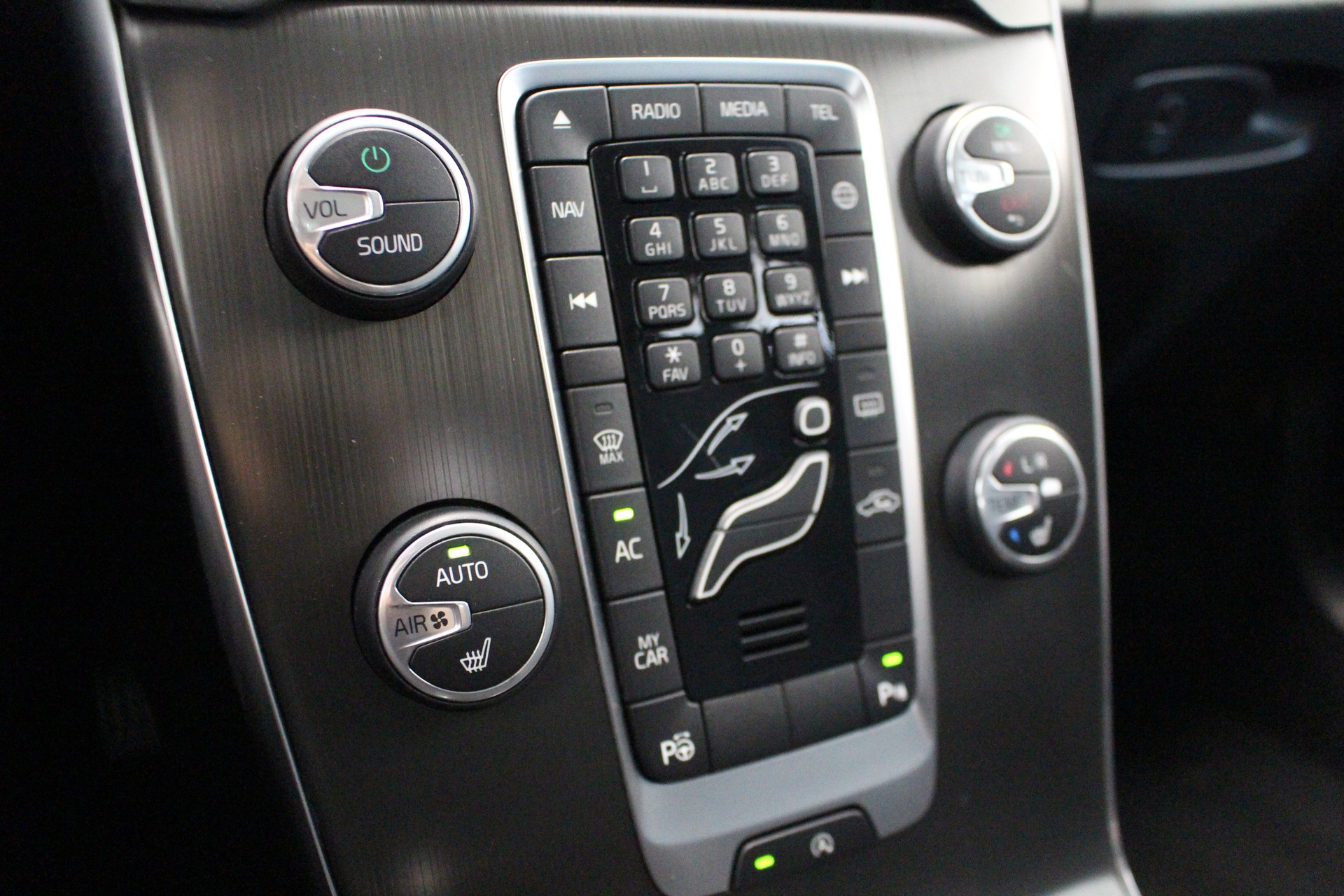 VOLVO V40 1.6 T4 Momentum S/S-image-16
