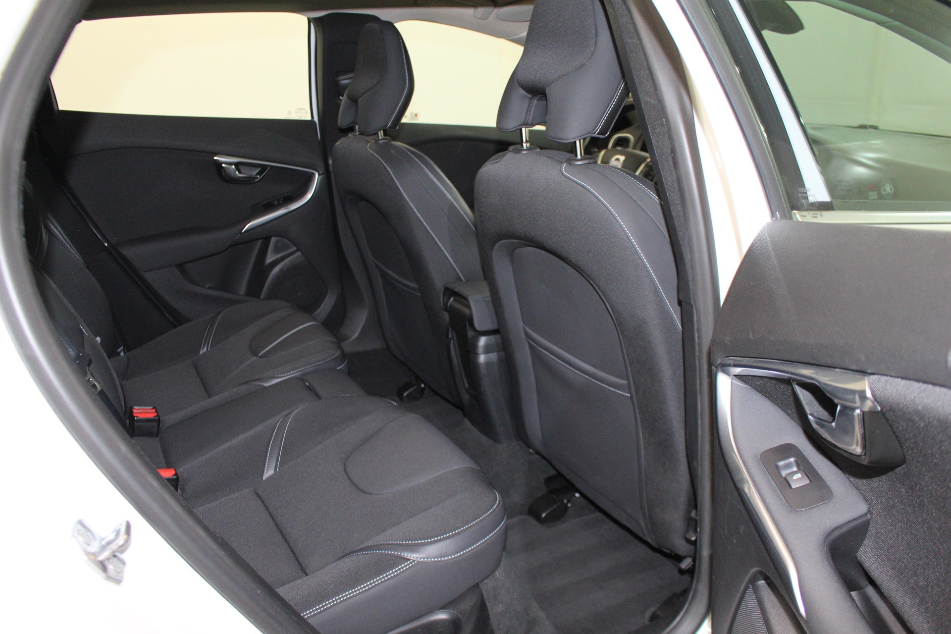 VOLVO V40 1.6 T4 Momentum S/S-image-9