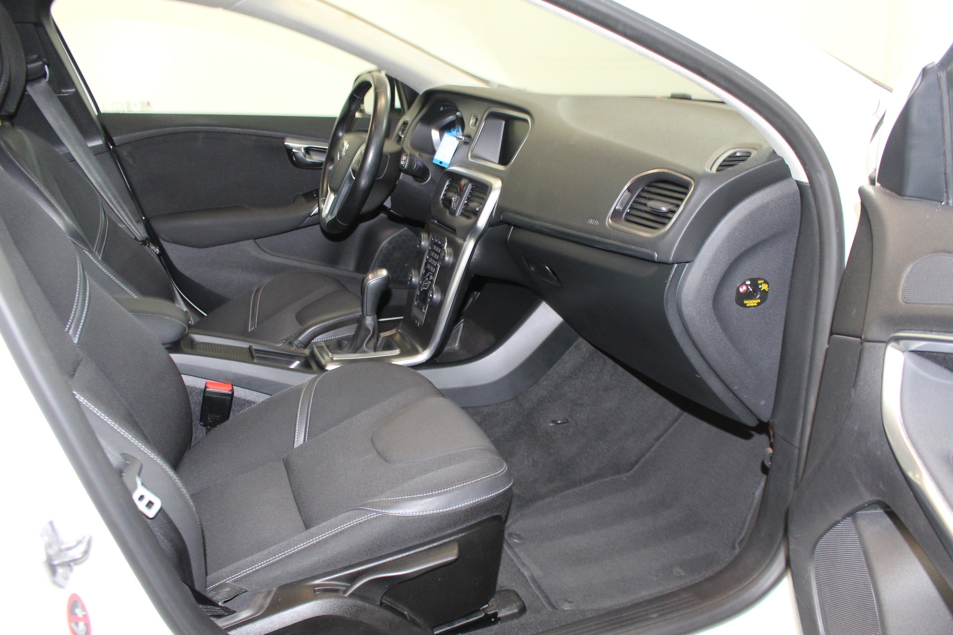 VOLVO V40 1.6 T4 Momentum S/S-image-10