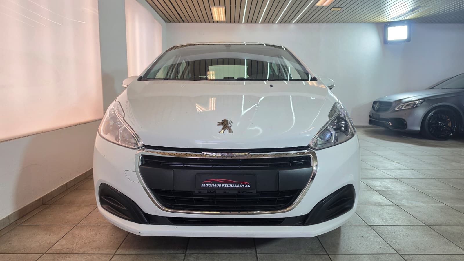 PEUGEOT 208 1.2 PureTech Style ETG5, Schweizer Fahrzeug, Frisch ab MFK und Frisch ab Service inkl neuem Zahnriemen-showroom-element-1