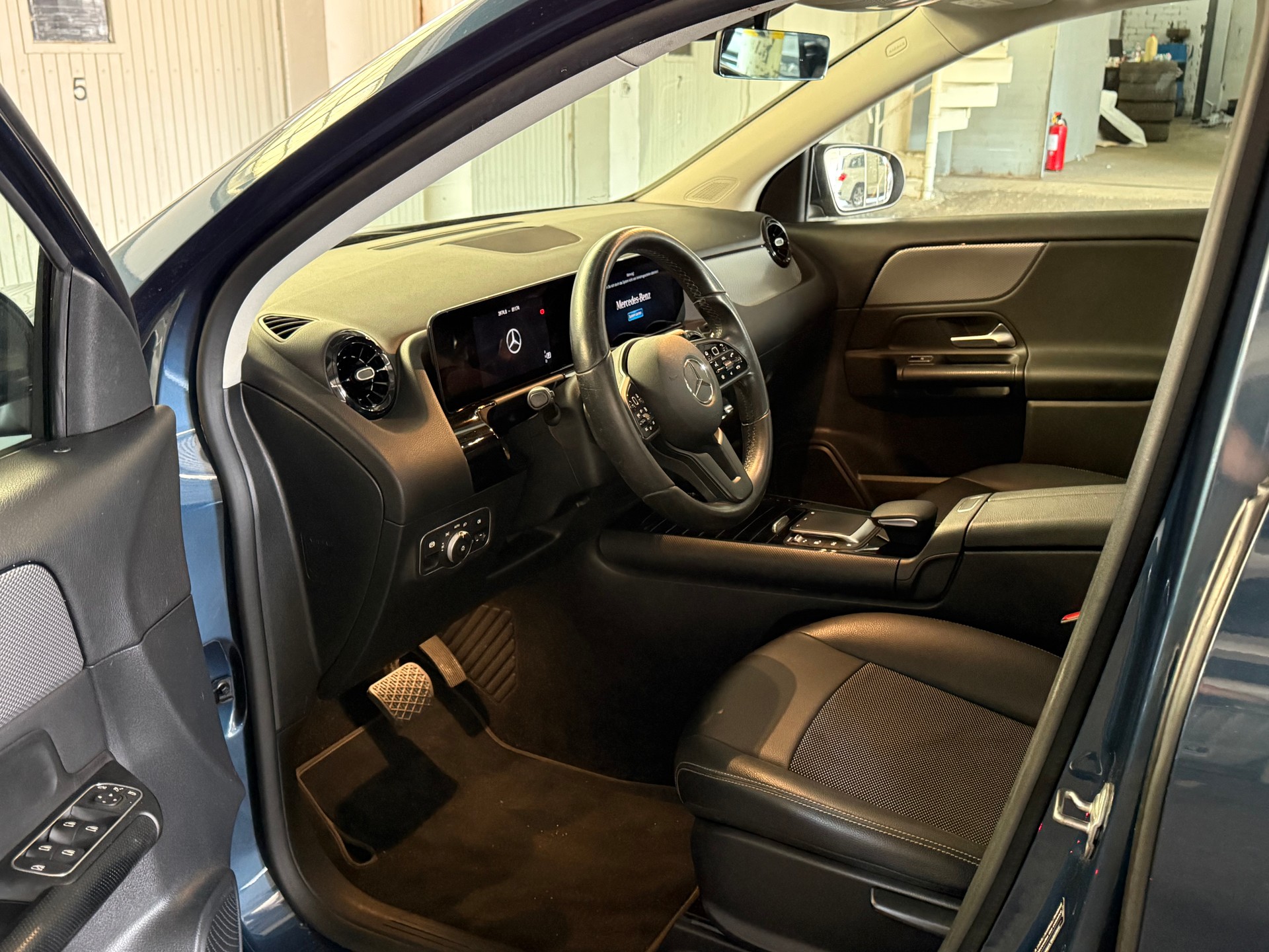 MERCEDES-BENZ GLA 200 Progressive 7G-DCT-image-9