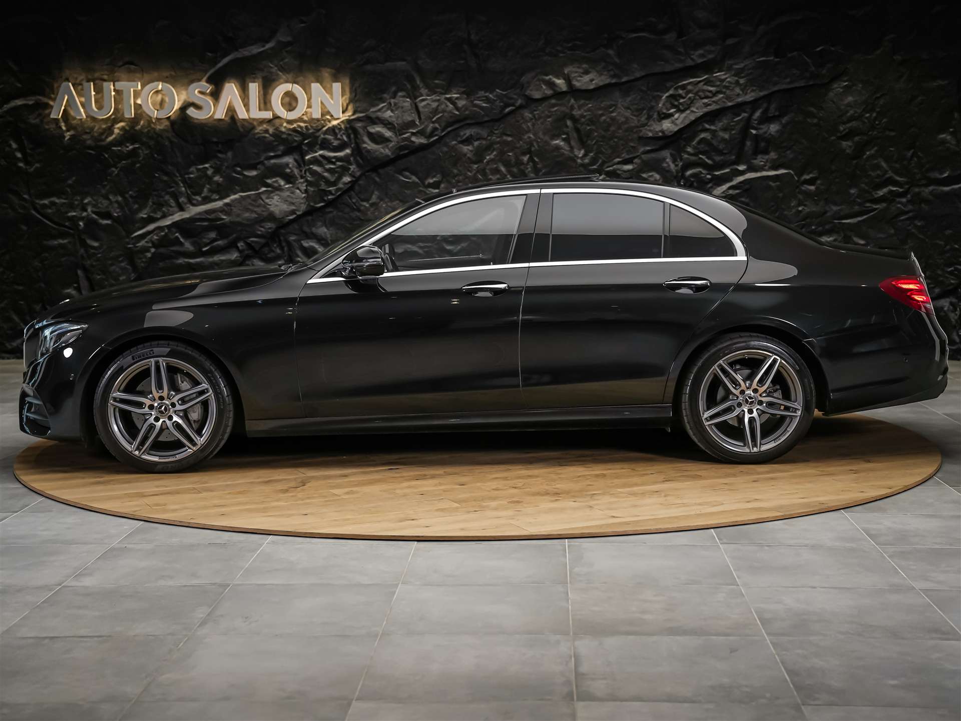 MERCEDES-BENZ E 220 d AMG Line 9G-Tronic *CH-Fahrzeug*Panorama*Head-Up*360°*-showroom-element-1