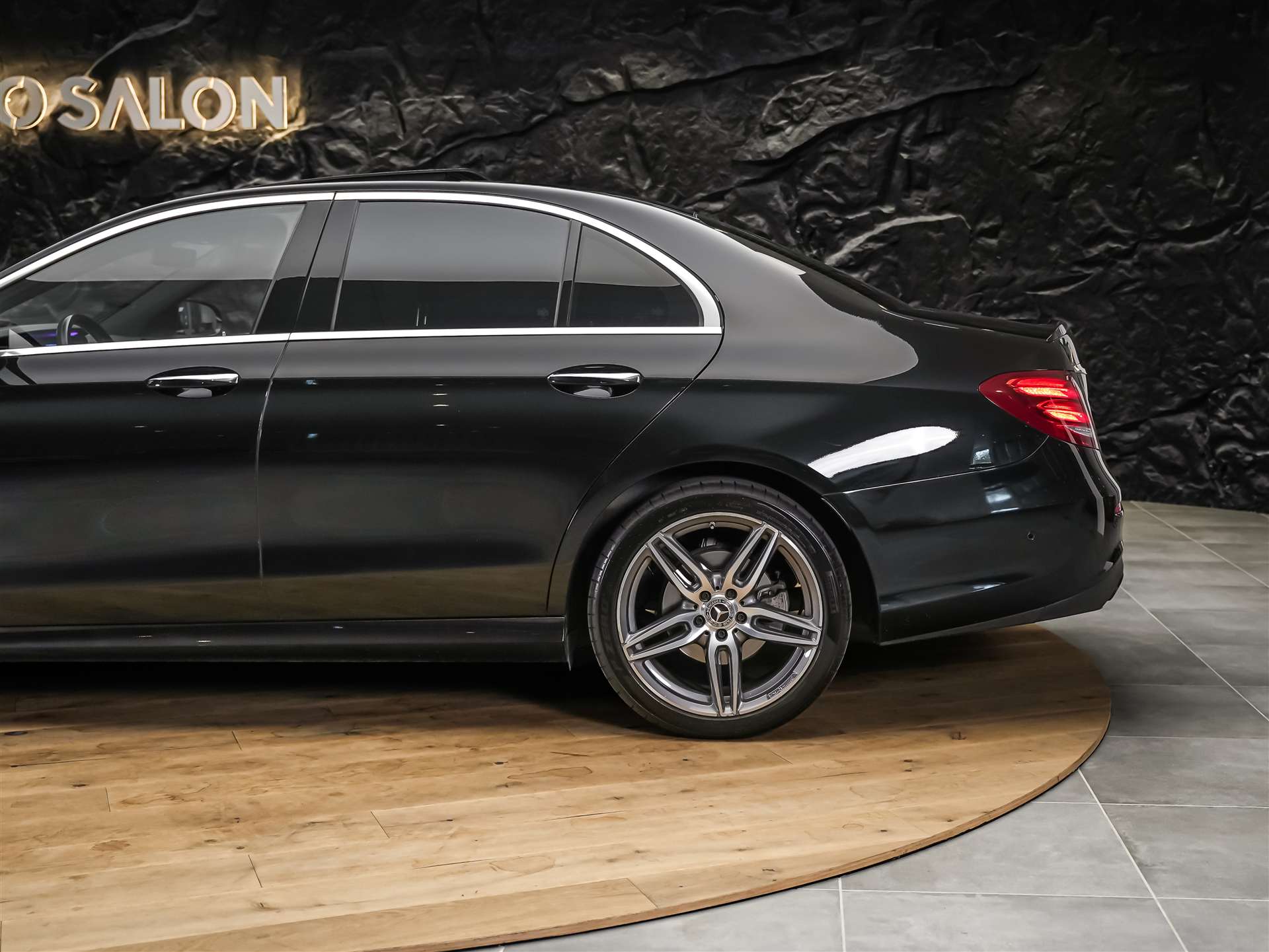 MERCEDES-BENZ E 220 d AMG Line 9G-Tronic *CH-Fahrzeug*Panorama*Head-Up*360°*-image-18