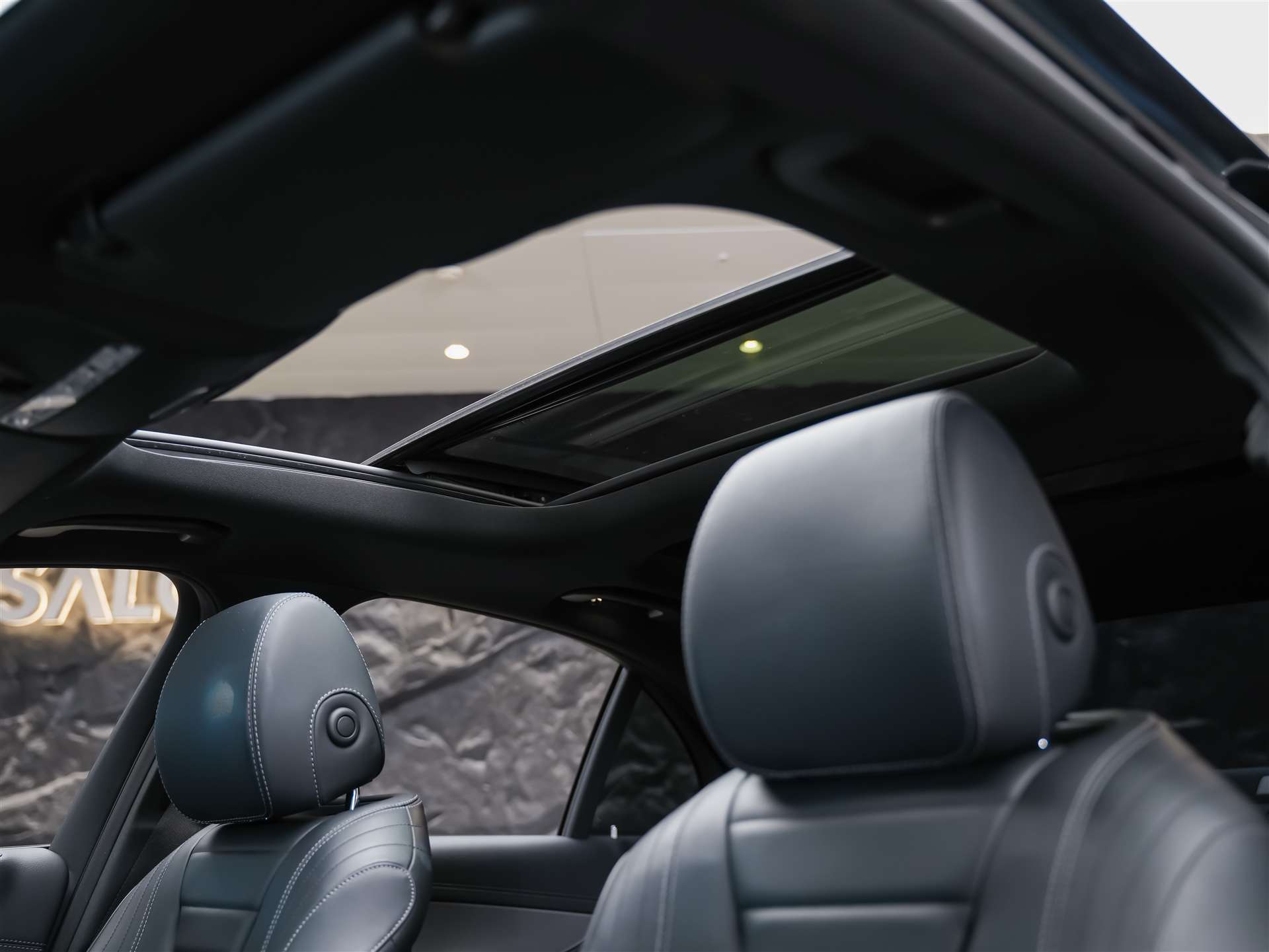 MERCEDES-BENZ E 220 d AMG Line 9G-Tronic *CH-Fahrzeug*Panorama*Head-Up*360°*-image-10