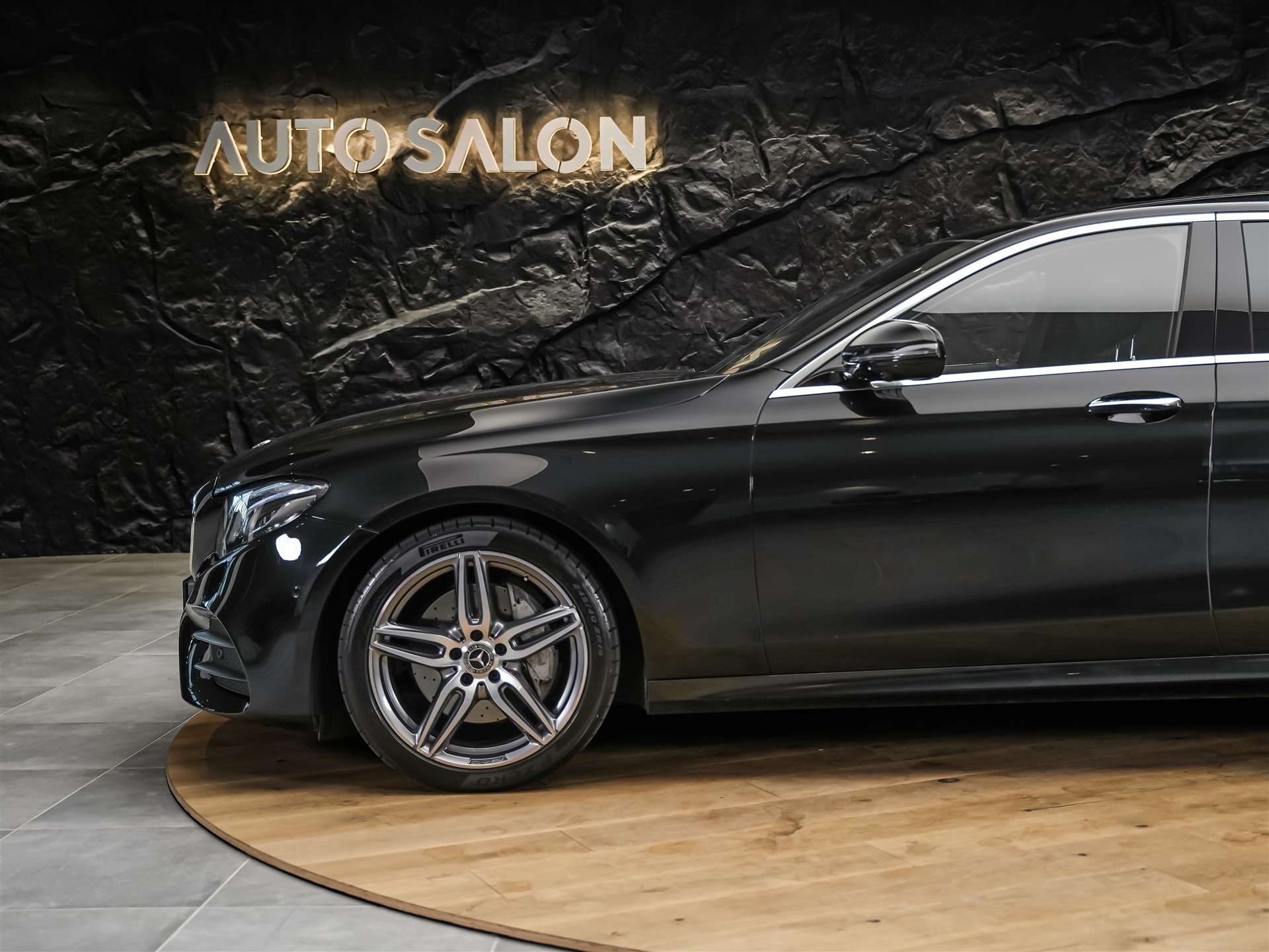 MERCEDES-BENZ E 220 d AMG Line 9G-Tronic *CH-Fahrzeug*Panorama*Head-Up*360°*-image-16