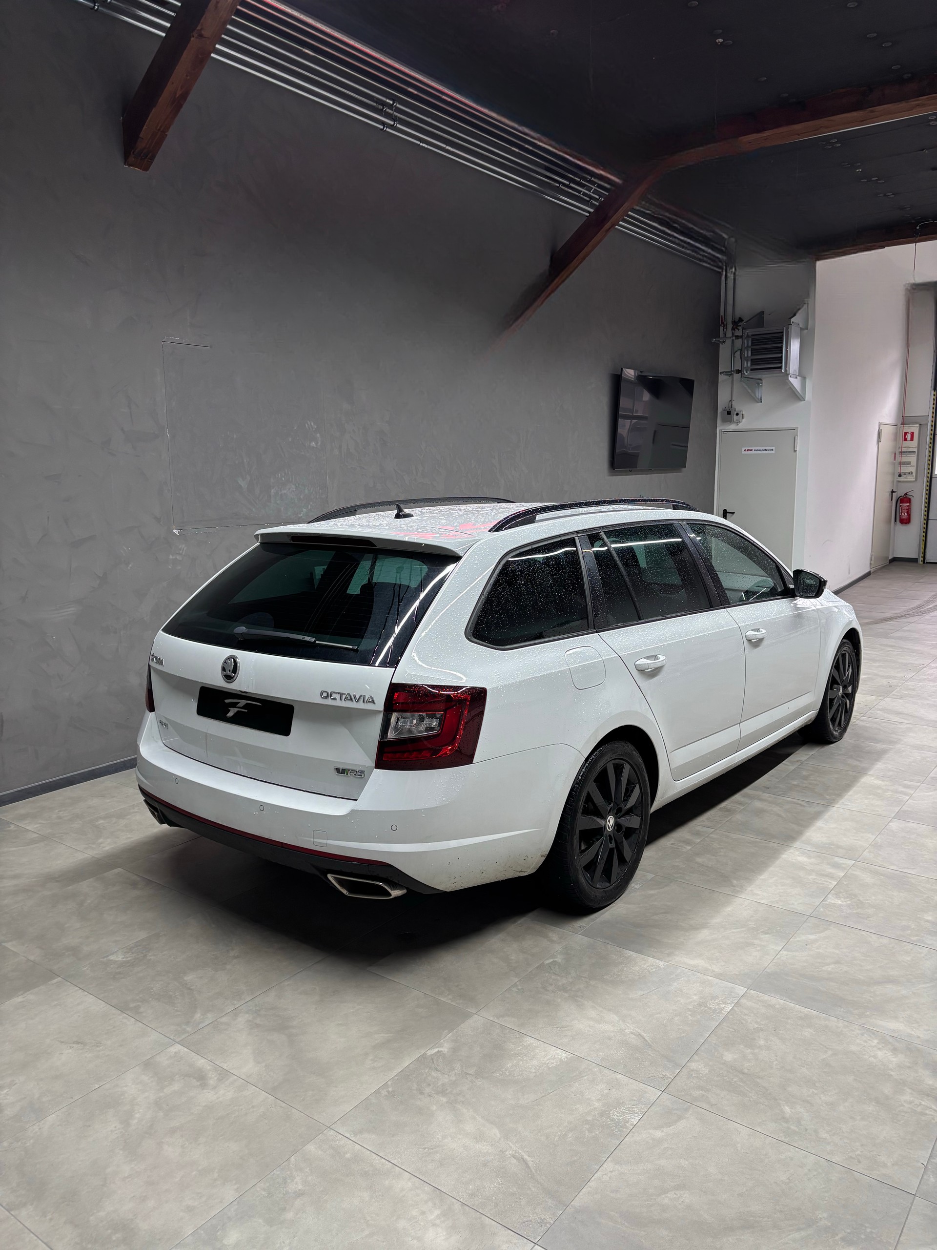 SKODA Octavia Combi 2.0 TDI Style 4x4-image-3