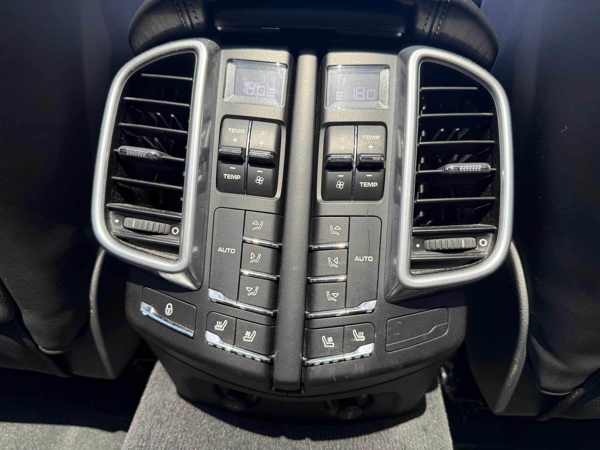 PORSCHE Cayenne Turbo-image-12
