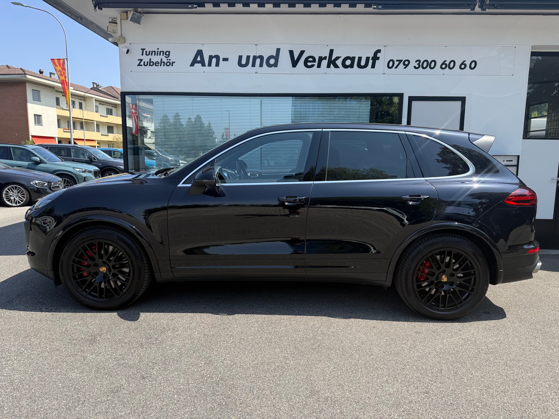 PORSCHE Cayenne Turbo-showroom-element-2