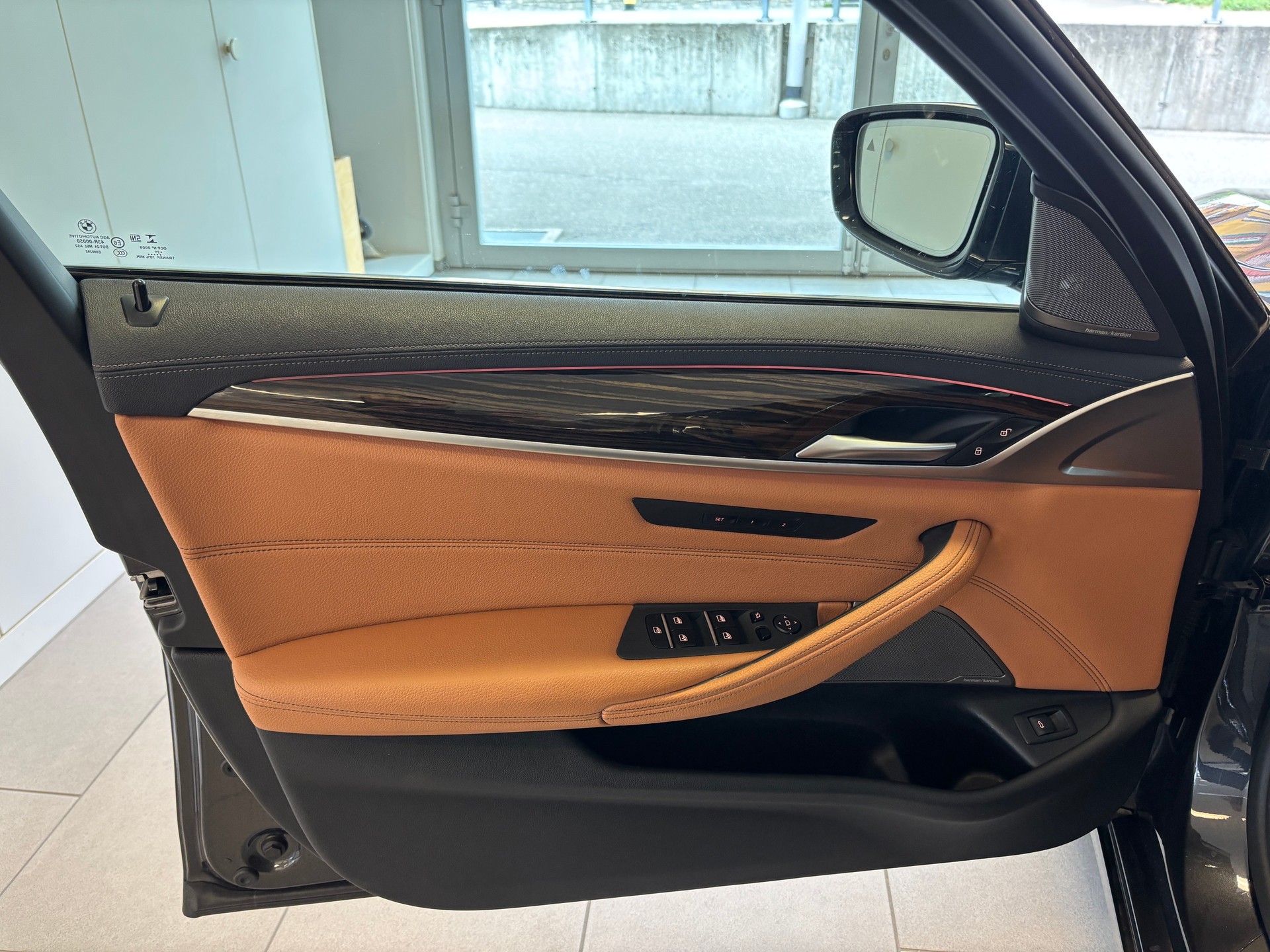 BMW 530i xDrive 48V Touring Luxury Line Steptronic-image-14