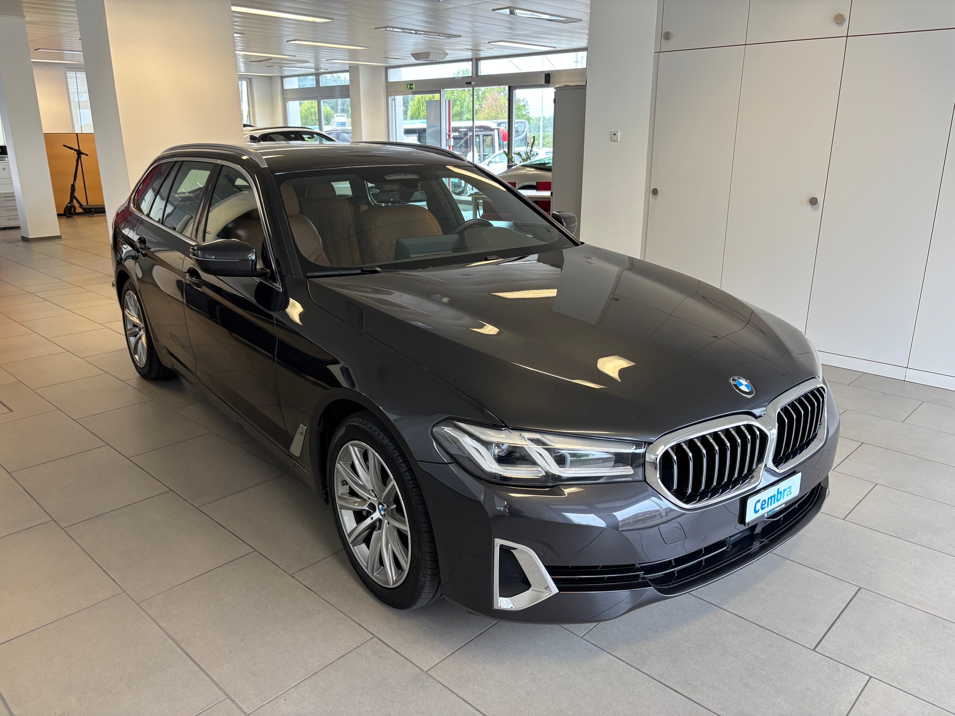 BMW 530i xDrive 48V Touring Luxury Line Steptronic-showroom-element-1