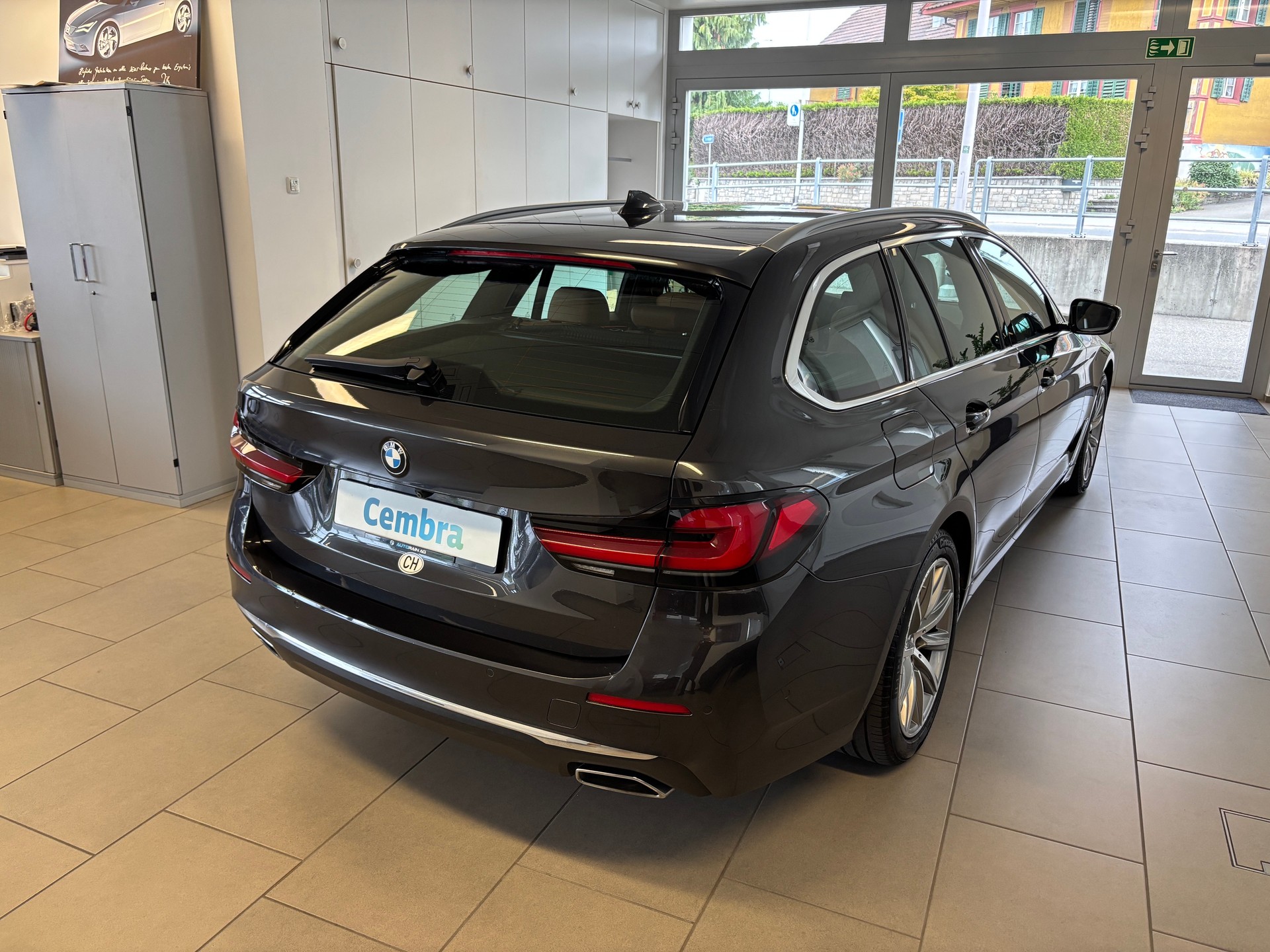 BMW 530i xDrive 48V Touring Luxury Line Steptronic-showroom-element-2