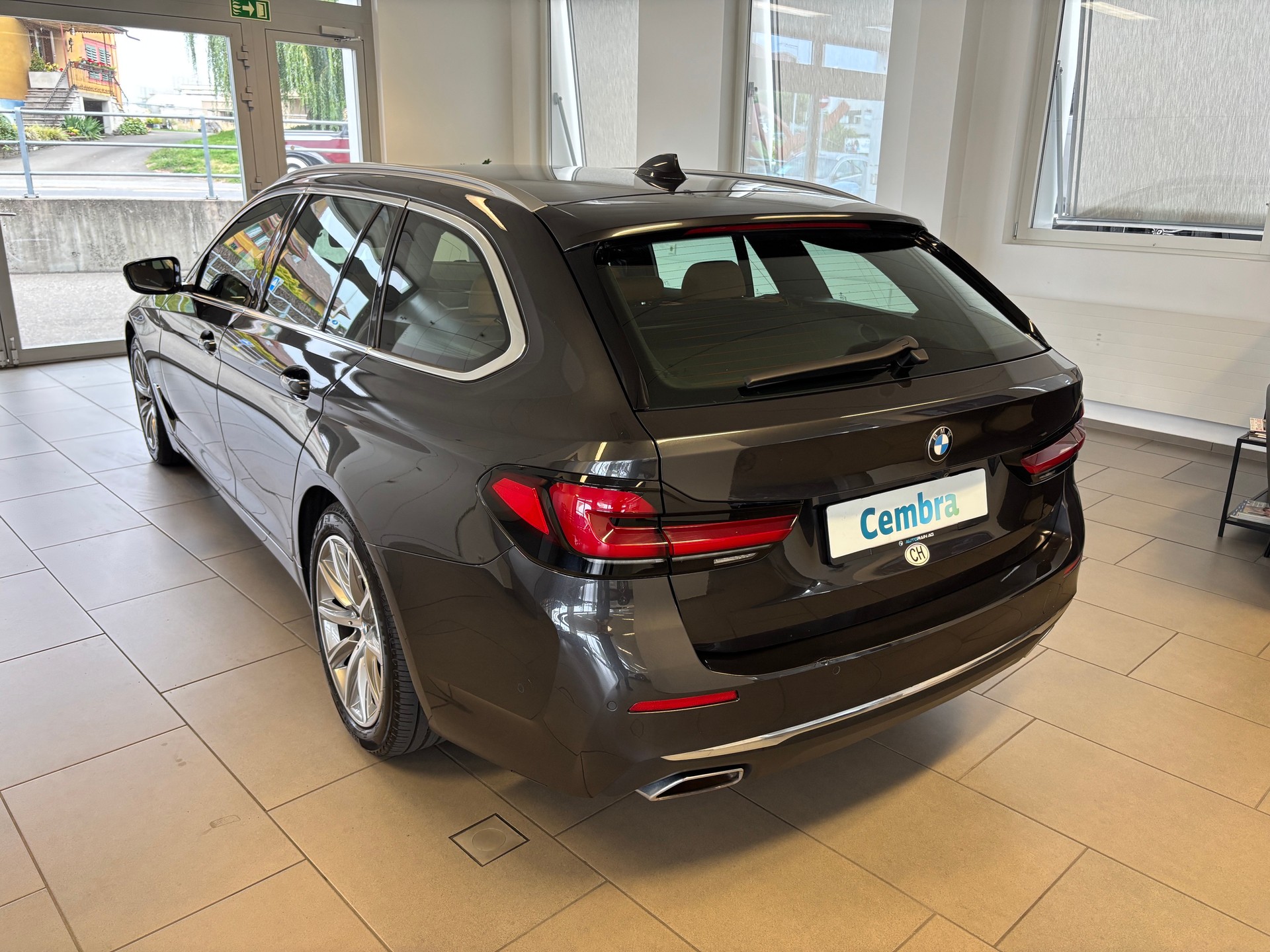 BMW 530i xDrive 48V Touring Luxury Line Steptronic-showroom-element-3