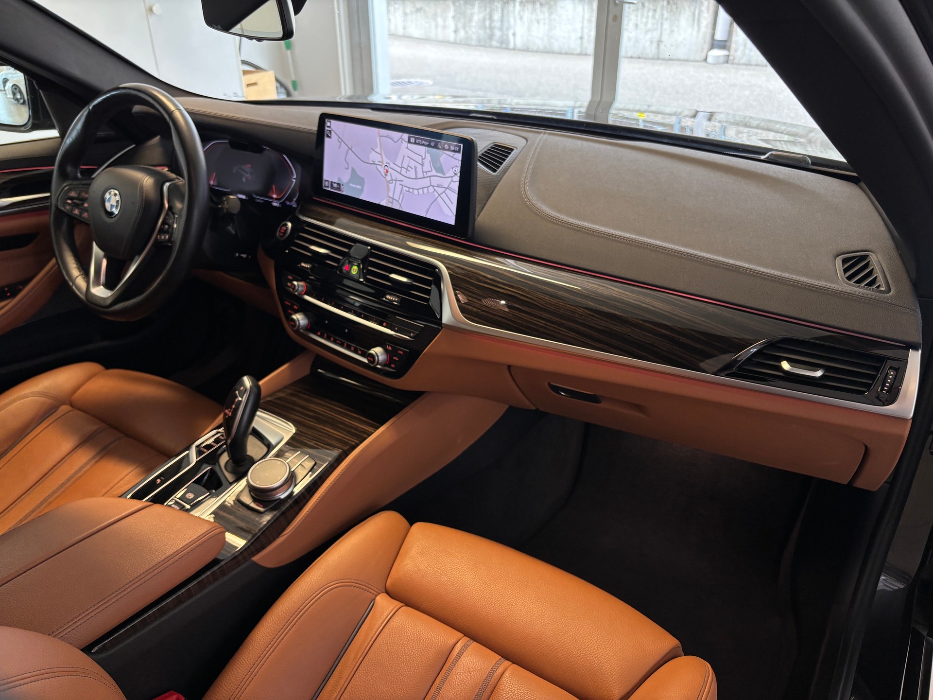 BMW 530i xDrive 48V Touring Luxury Line Steptronic-image-6