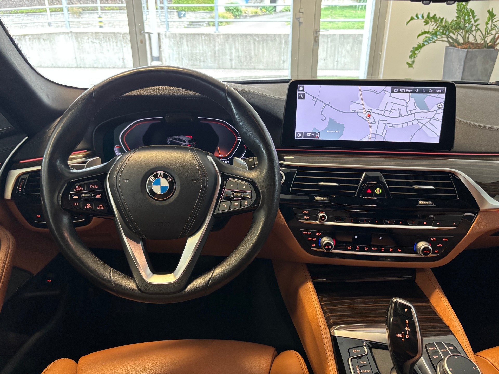 BMW 530i xDrive 48V Touring Luxury Line Steptronic-image-12