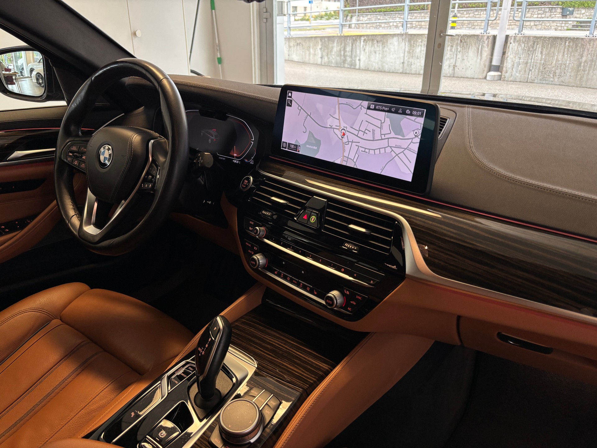 BMW 530i xDrive 48V Touring Luxury Line Steptronic-image-7
