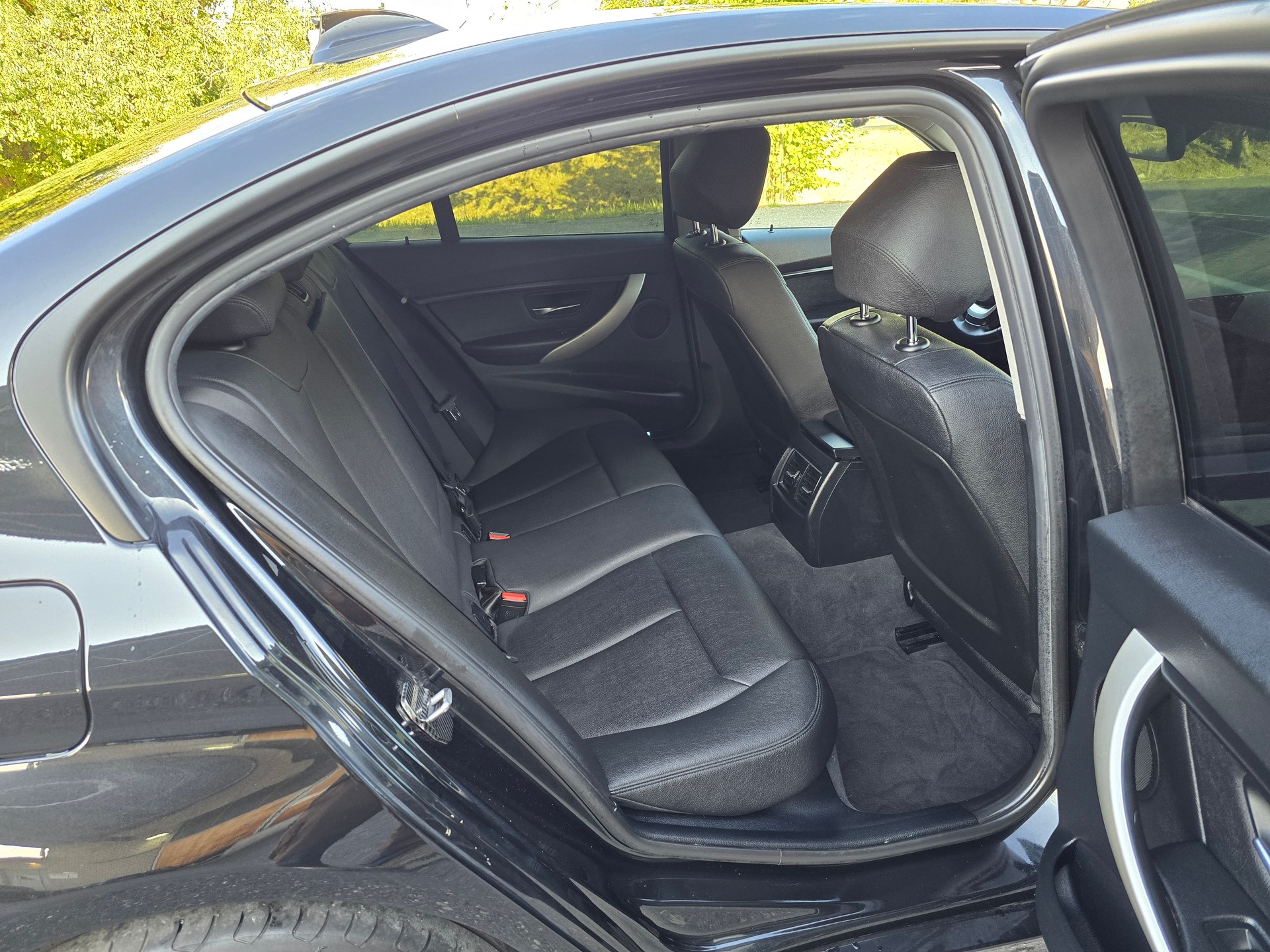 BMW 320i xDrive Luxury Line Steptronic-image-12