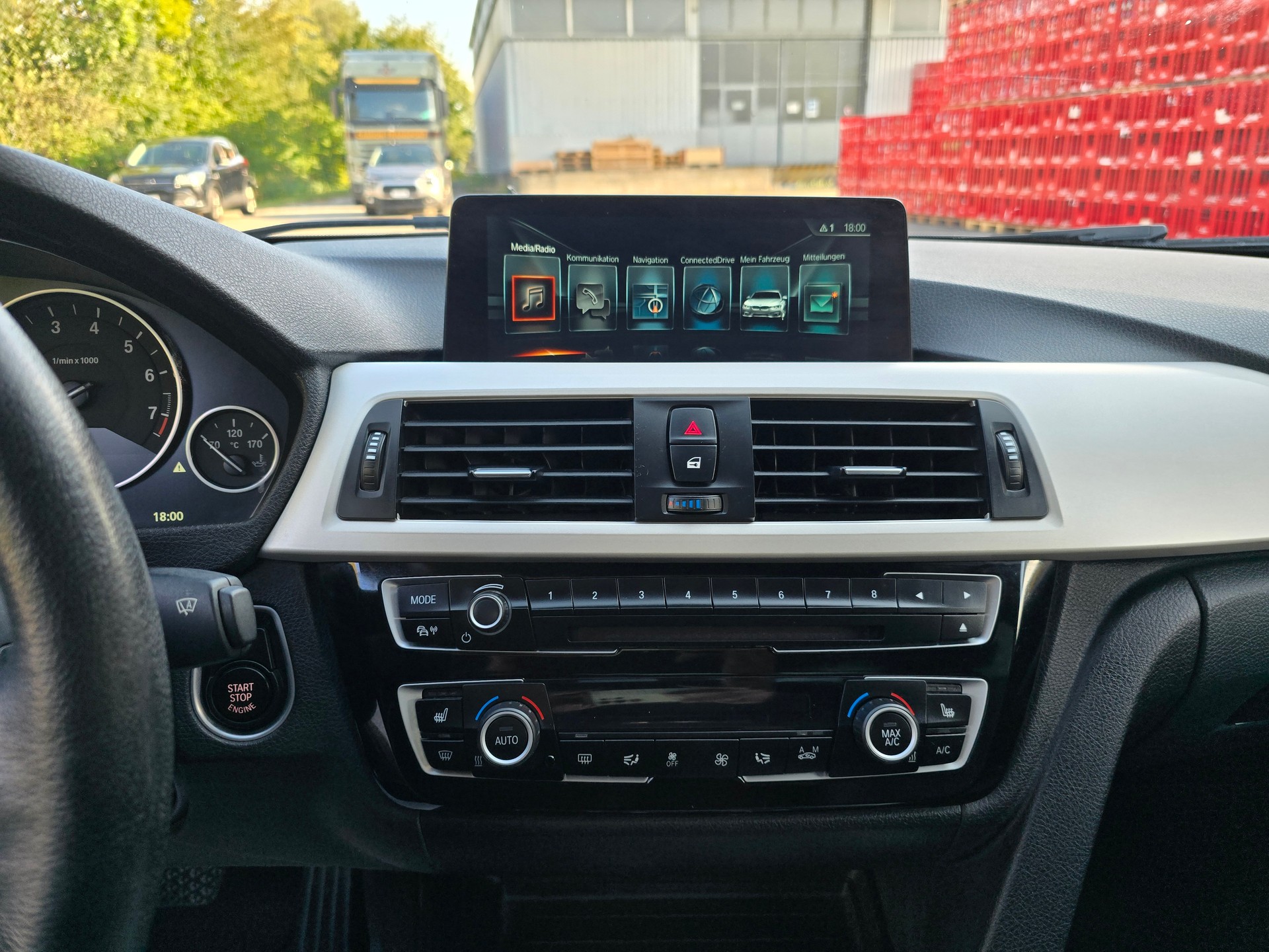 BMW 320i xDrive Luxury Line Steptronic-image-24