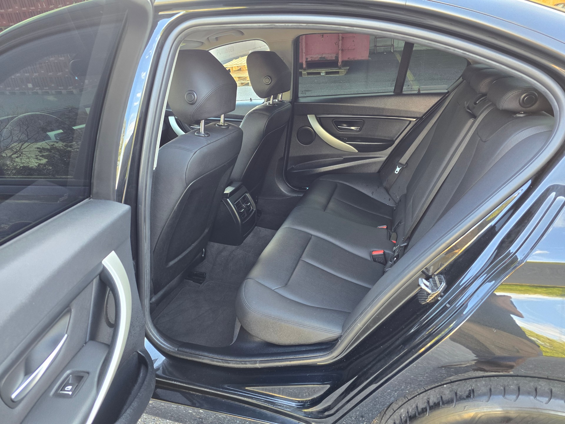 BMW 320i xDrive Luxury Line Steptronic-image-16