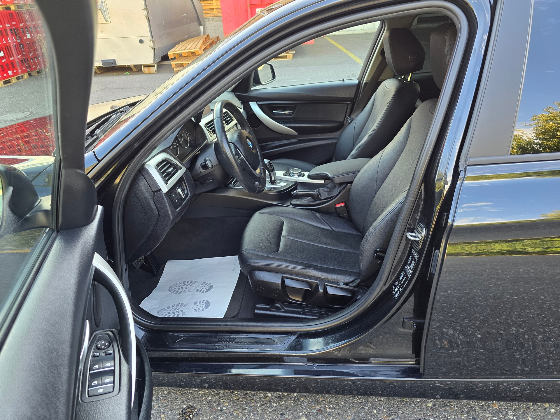 BMW 320i xDrive Luxury Line Steptronic-image-13