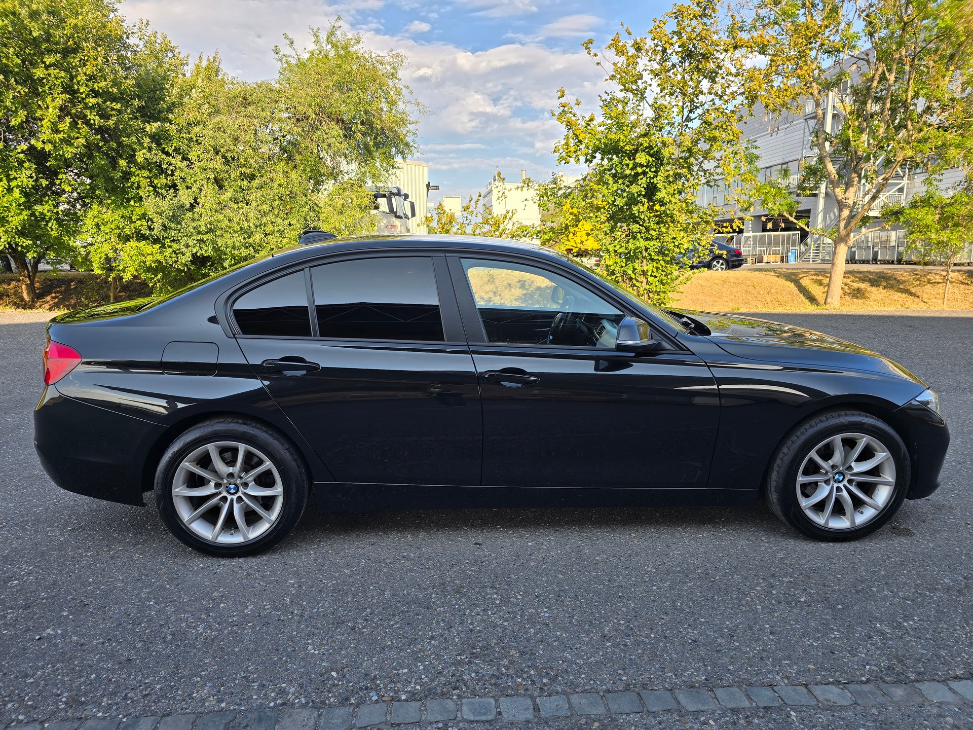 BMW 320i xDrive Luxury Line Steptronic-image-10