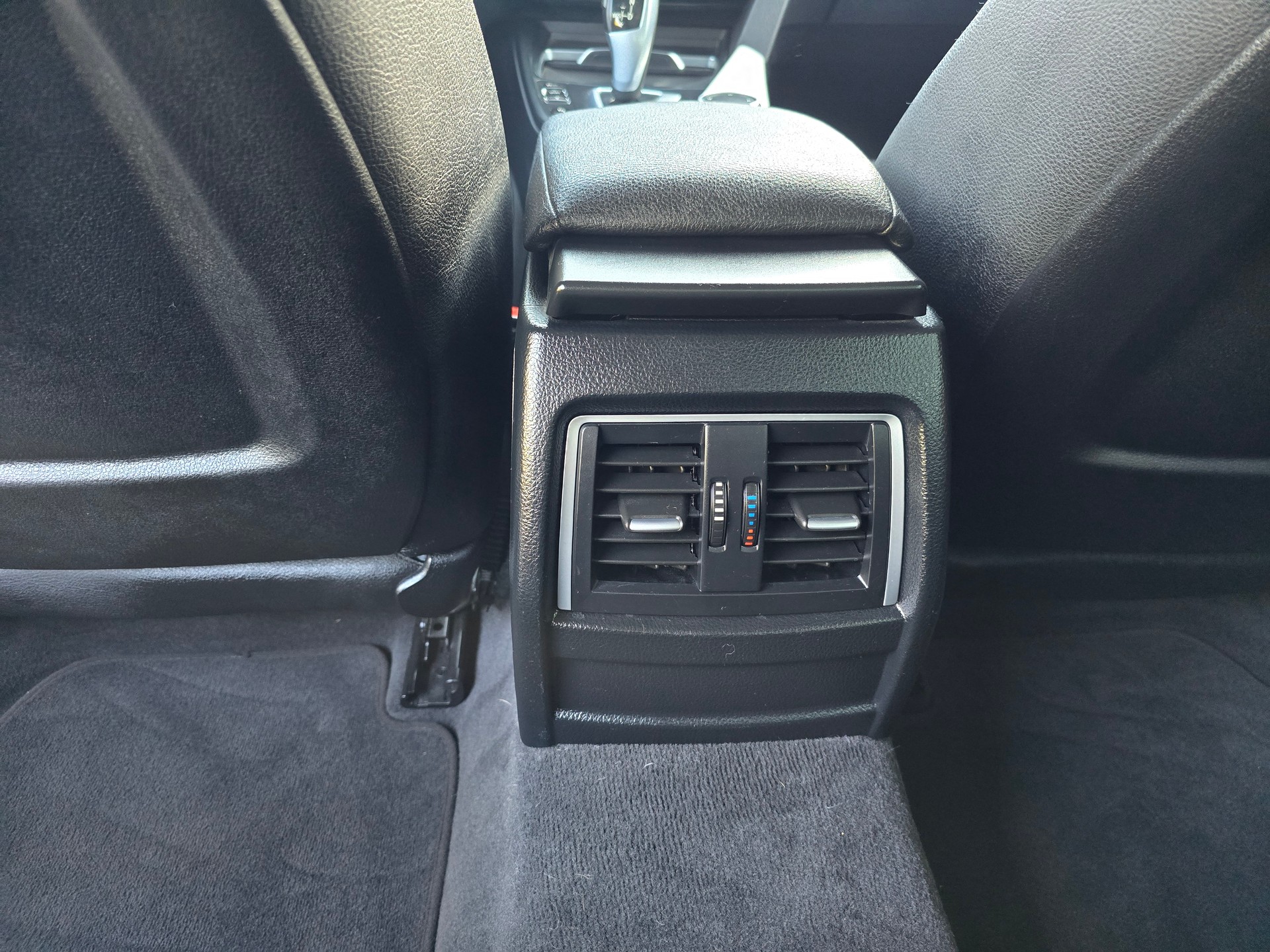 BMW 320i xDrive Luxury Line Steptronic-image-17