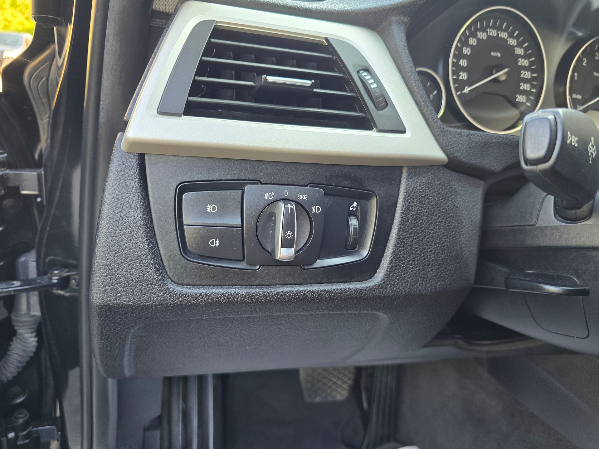 BMW 320i xDrive Luxury Line Steptronic-image-19