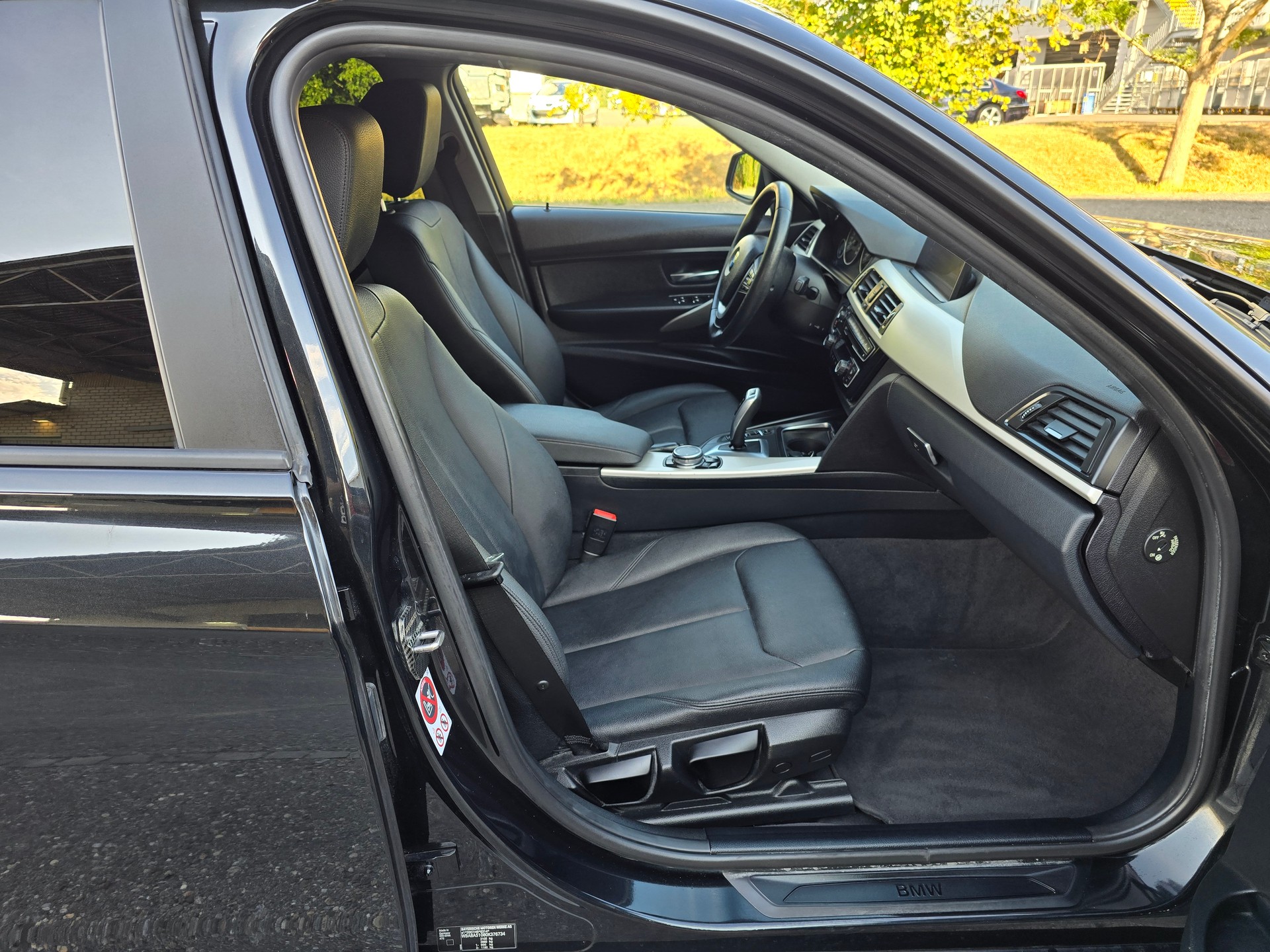 BMW 320i xDrive Luxury Line Steptronic-image-11